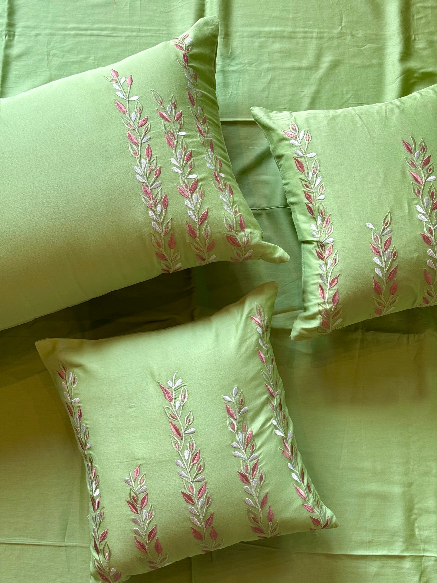 The Green Daffodil Bedsheet Set