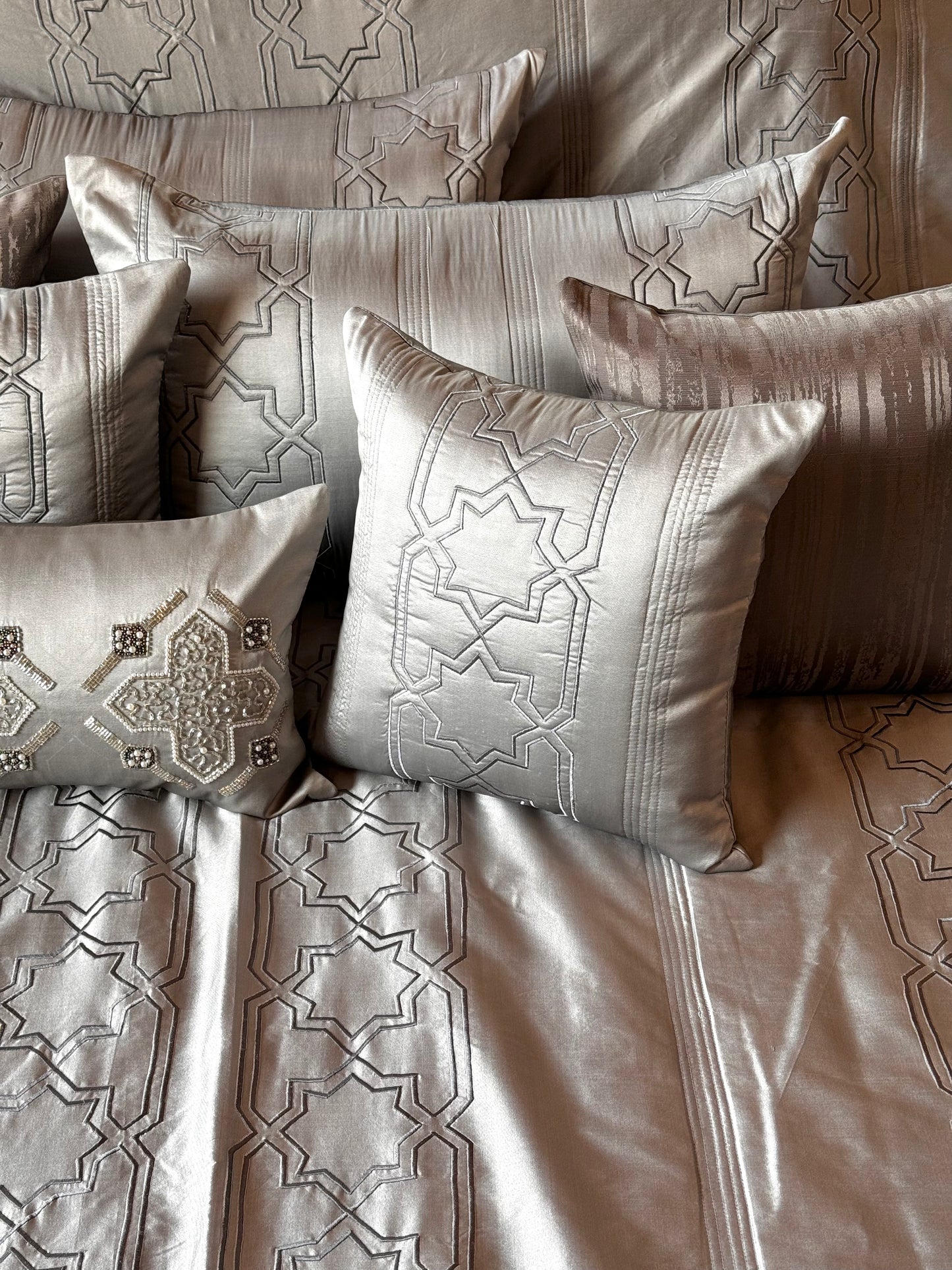 THE SILVER TREASURE BEDDING SET