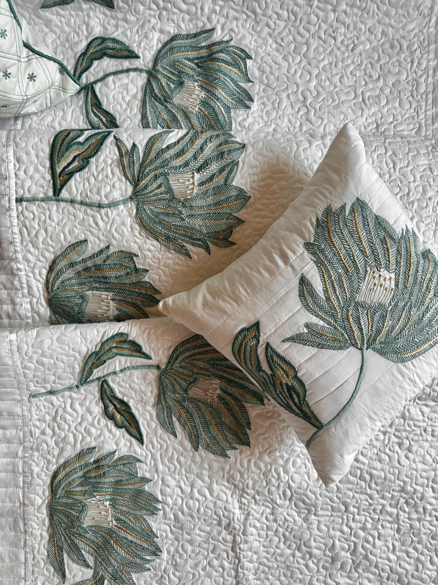 THE VALENCIA COTTON BEDDING SET