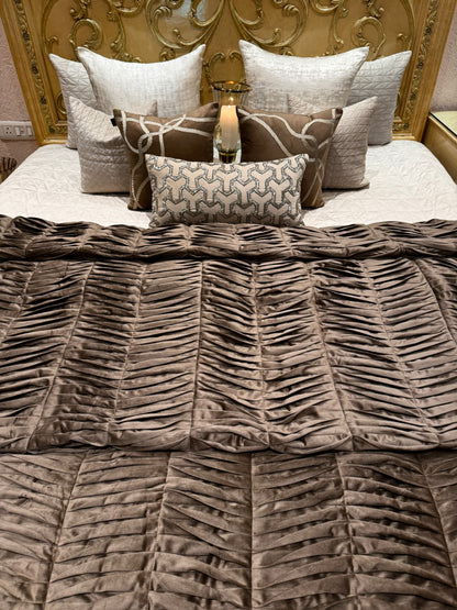 THE BROWN PLEAT QUILT SET