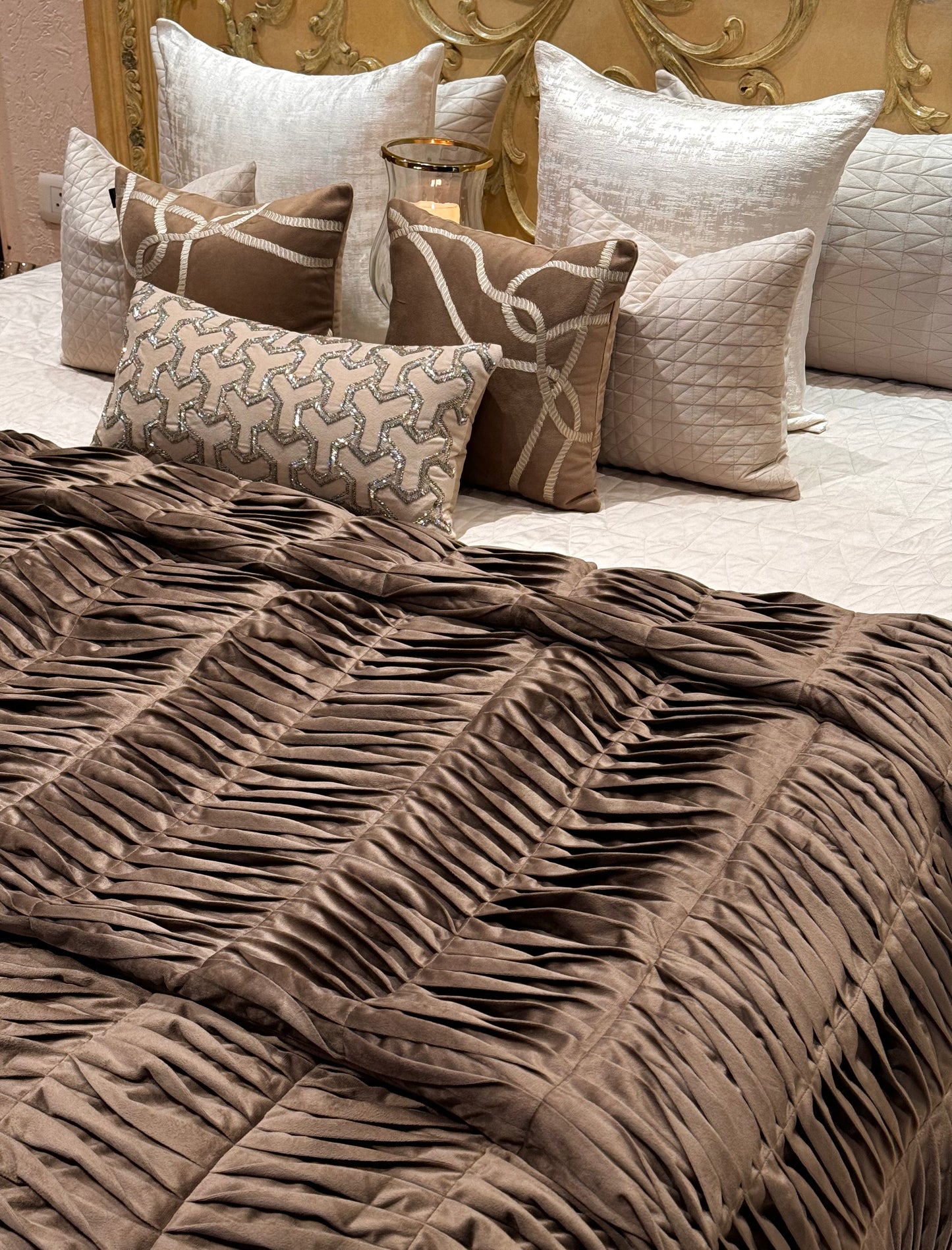 THE BROWN PLEAT QUILT SET