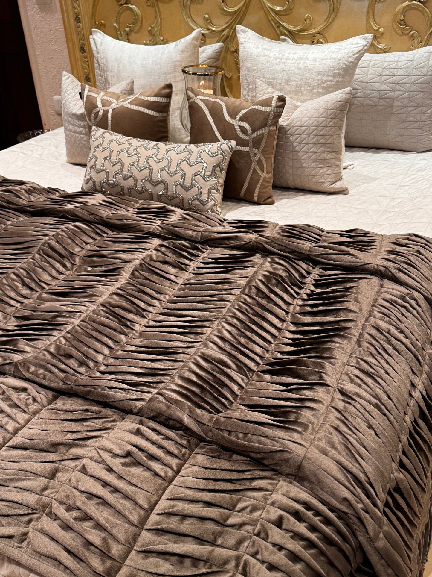 THE BROWN PLEAT QUILT SET