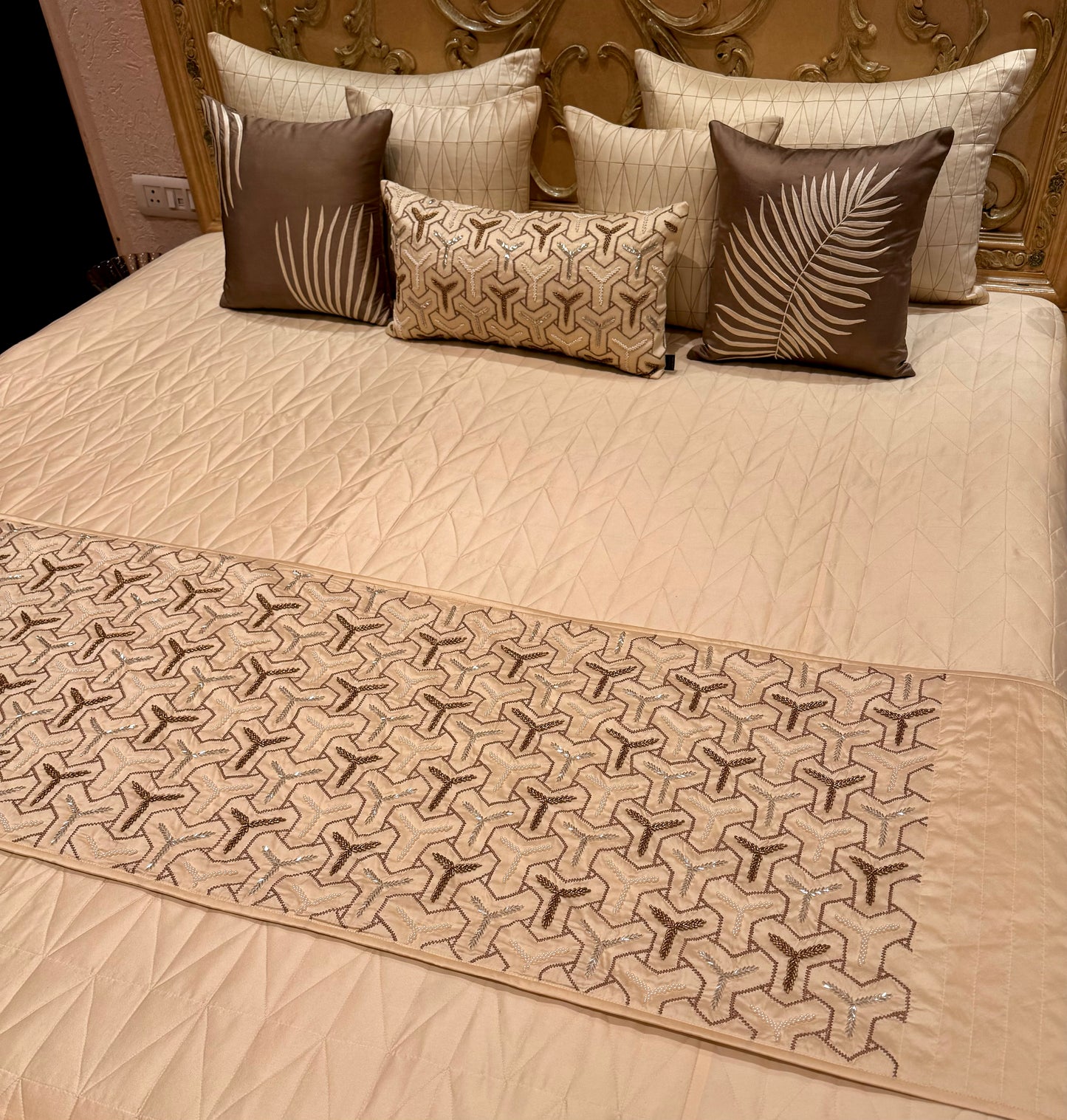 THE CREAM KNIT BEDDING SET WITH RUNNER