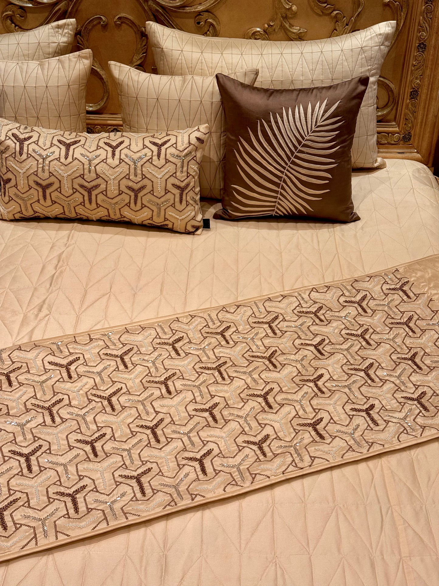 THE CREAM KNIT BEDDING SET WITH RUNNER