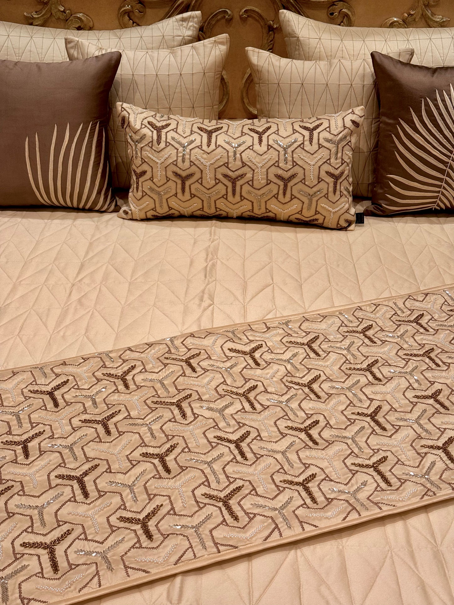 THE CREAM KNIT BEDDING SET WITH RUNNER