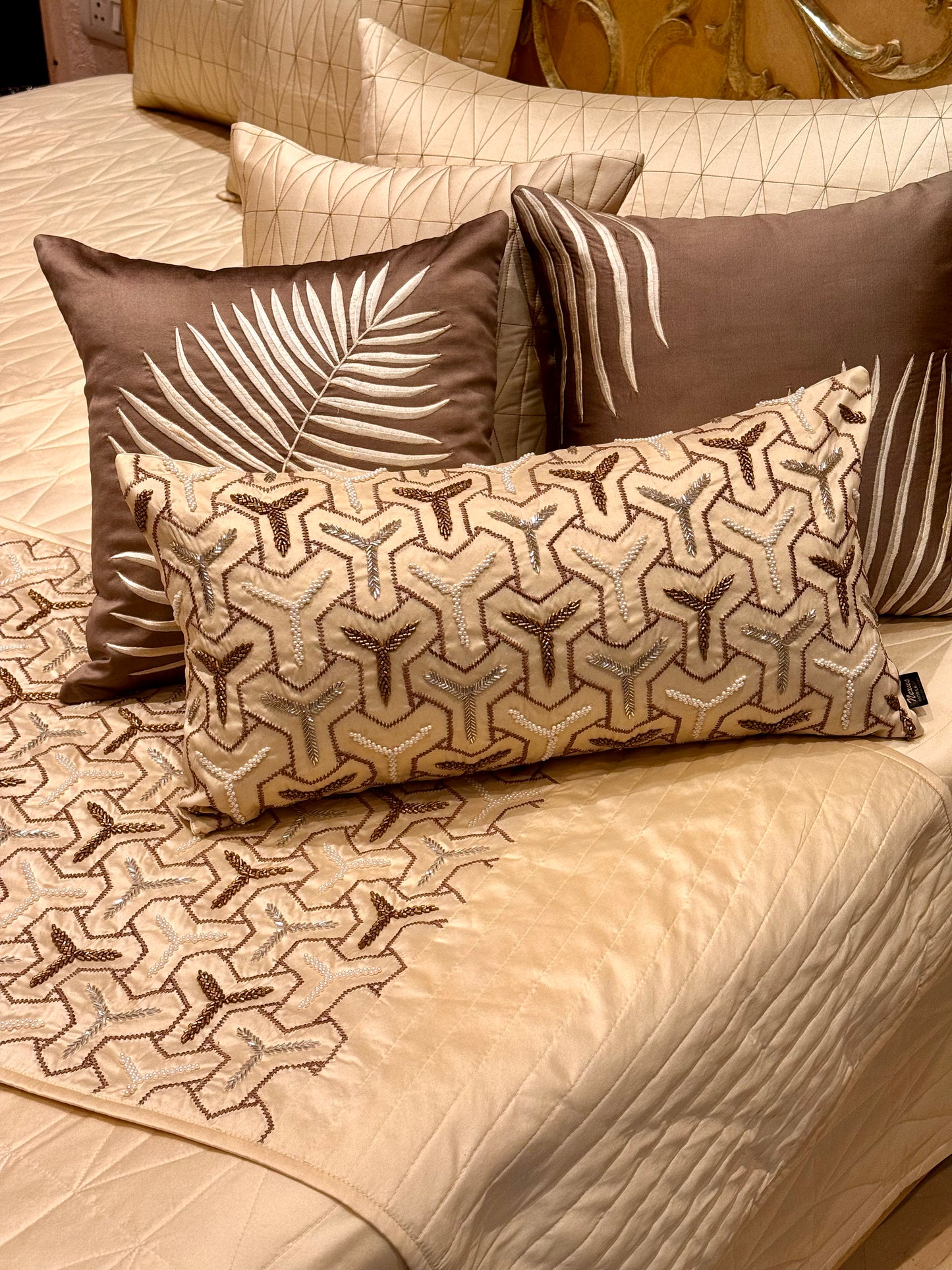 THE CREAM KNIT BEDDING SET WITH RUNNER