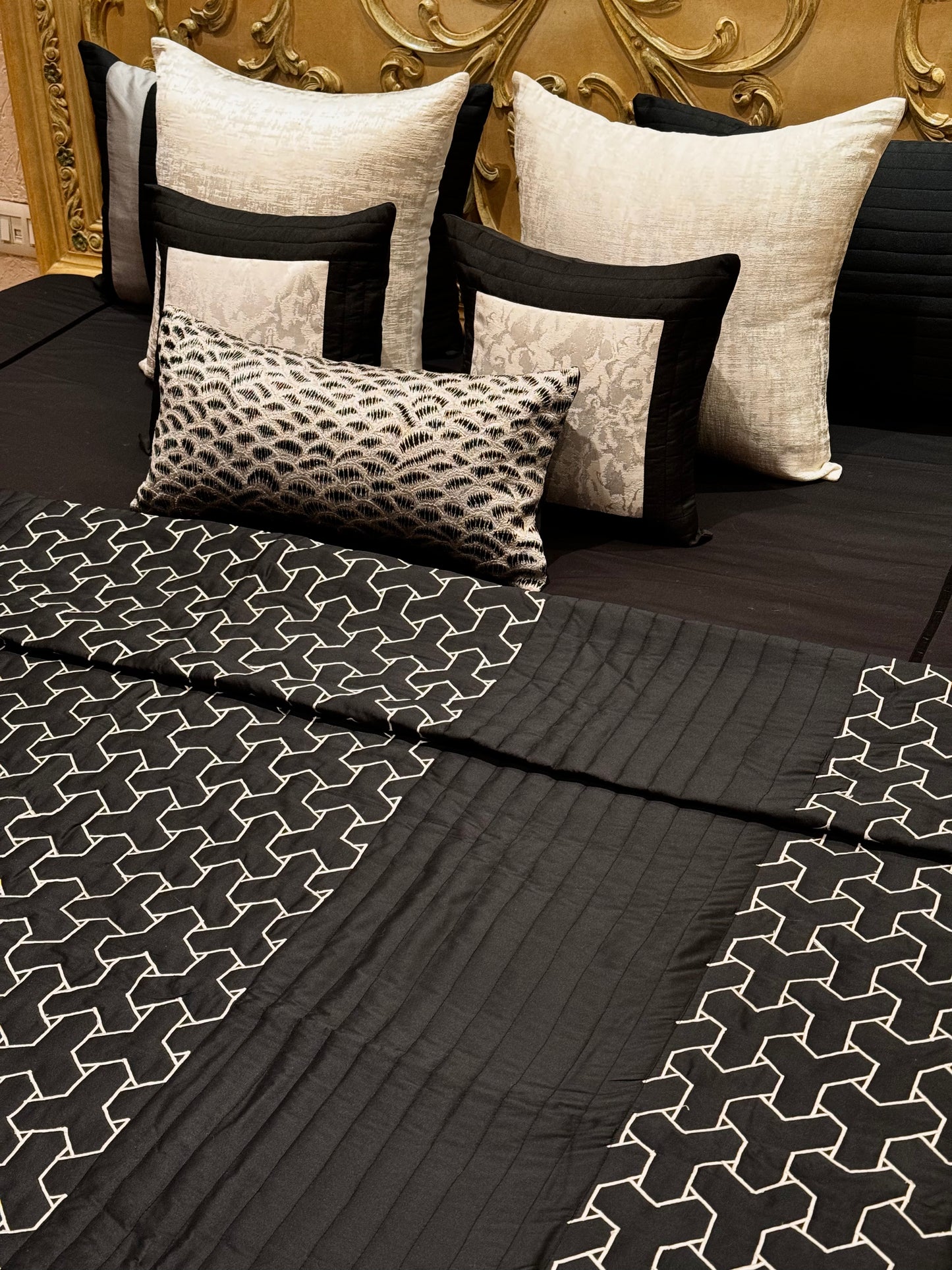 THE BLACK KNIT BEDDING SET