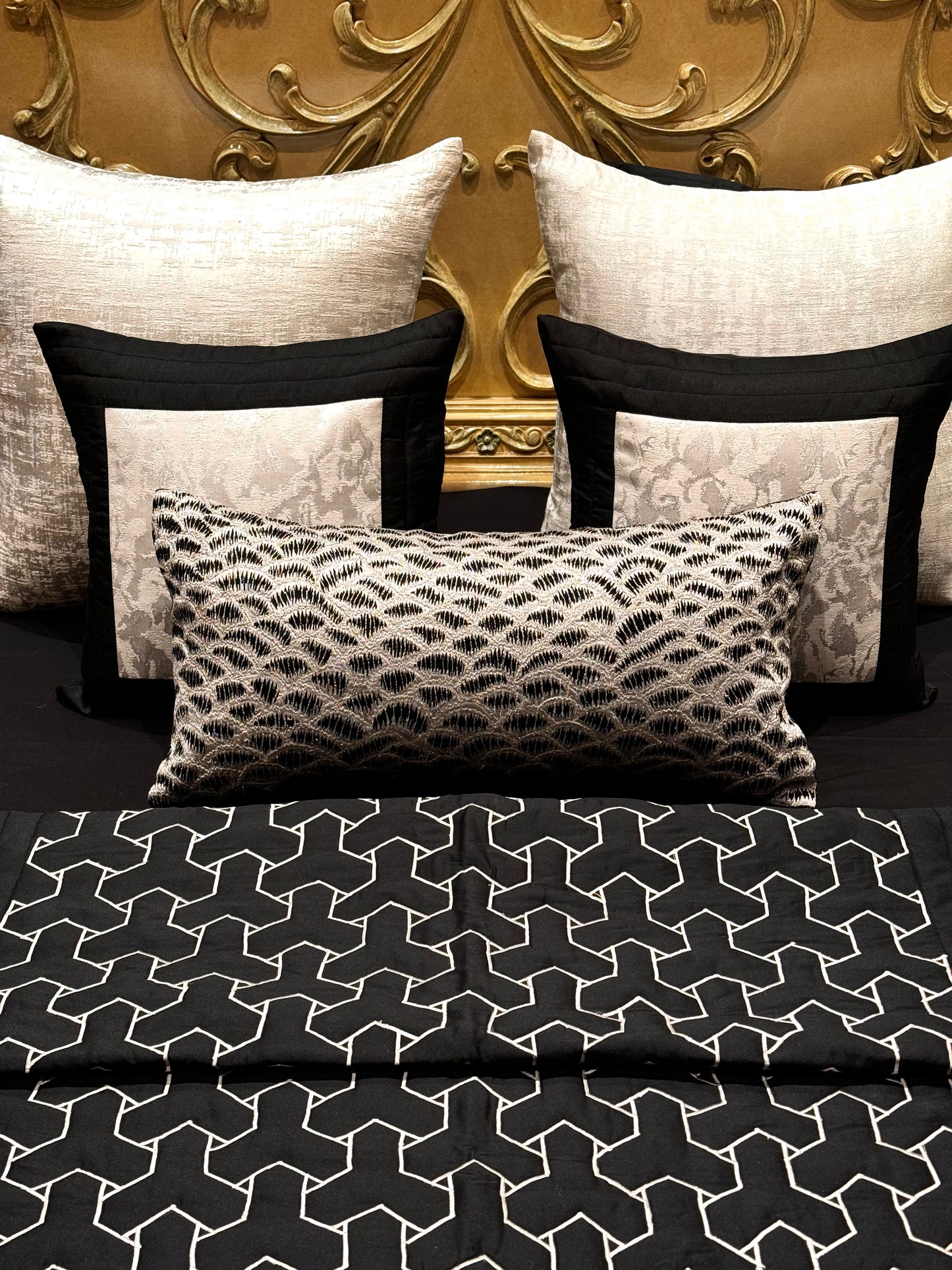 THE BLACK KNIT BEDDING SET