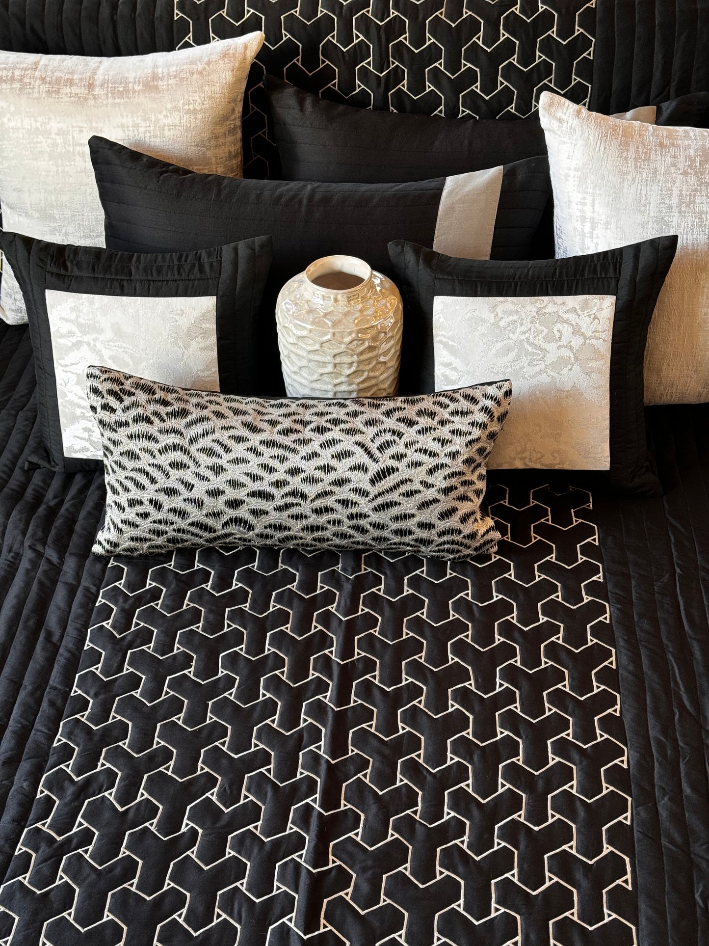 THE BLACK KNIT BEDDING SET