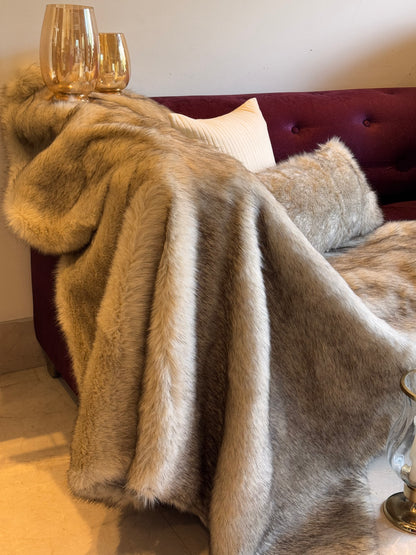 THE BEIGE FUR THROW