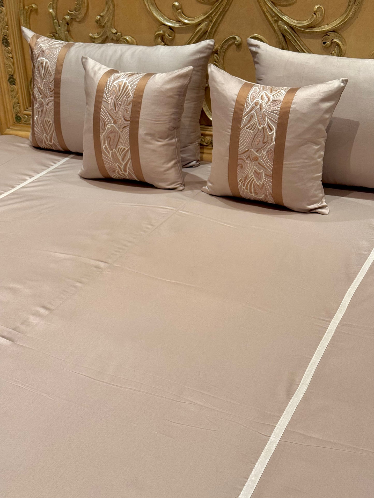 THE BEIGE WHIRLPOOL BEDSHEET