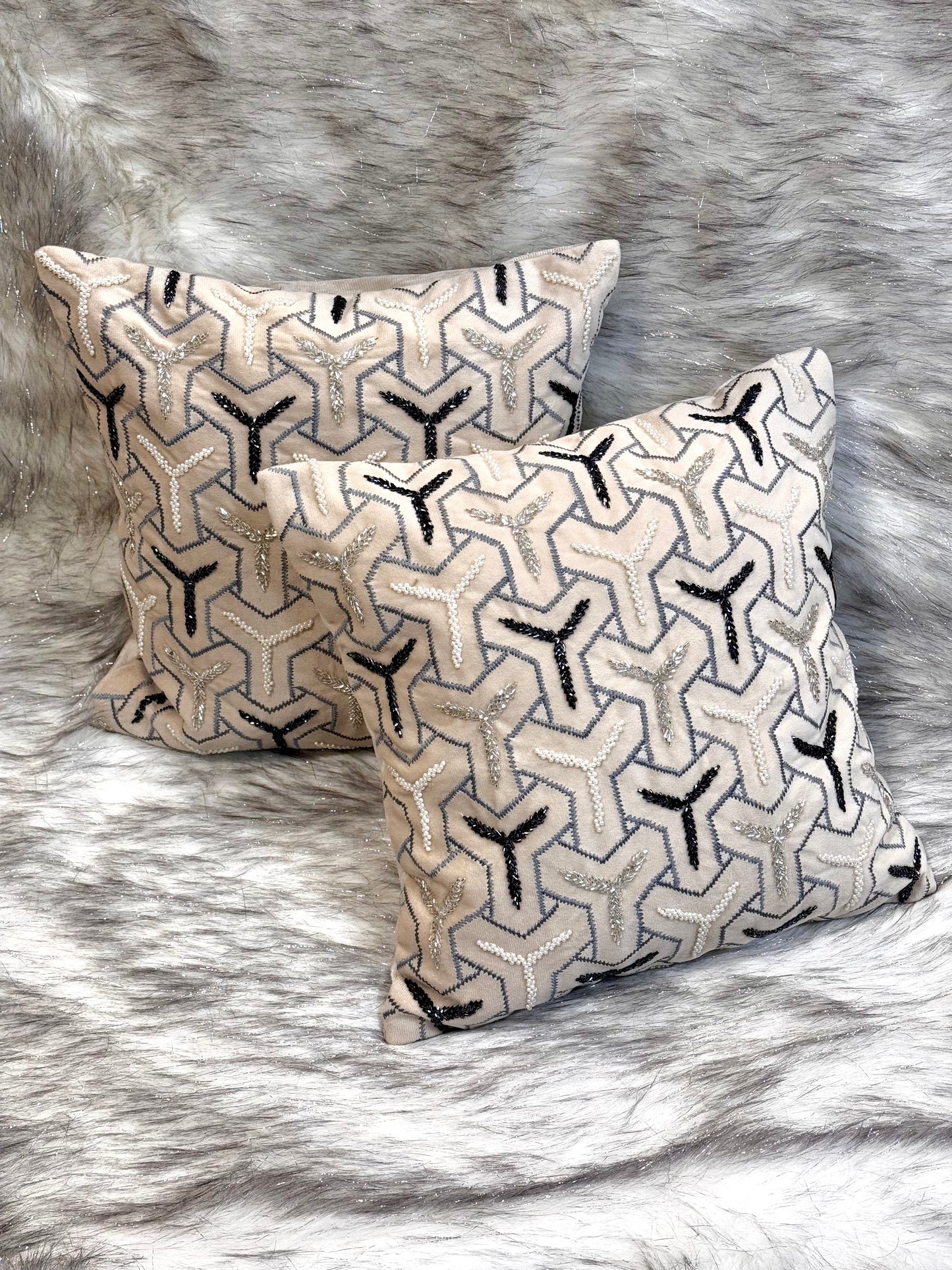 THE OFF-WHITE KNIT CUSHION COVER