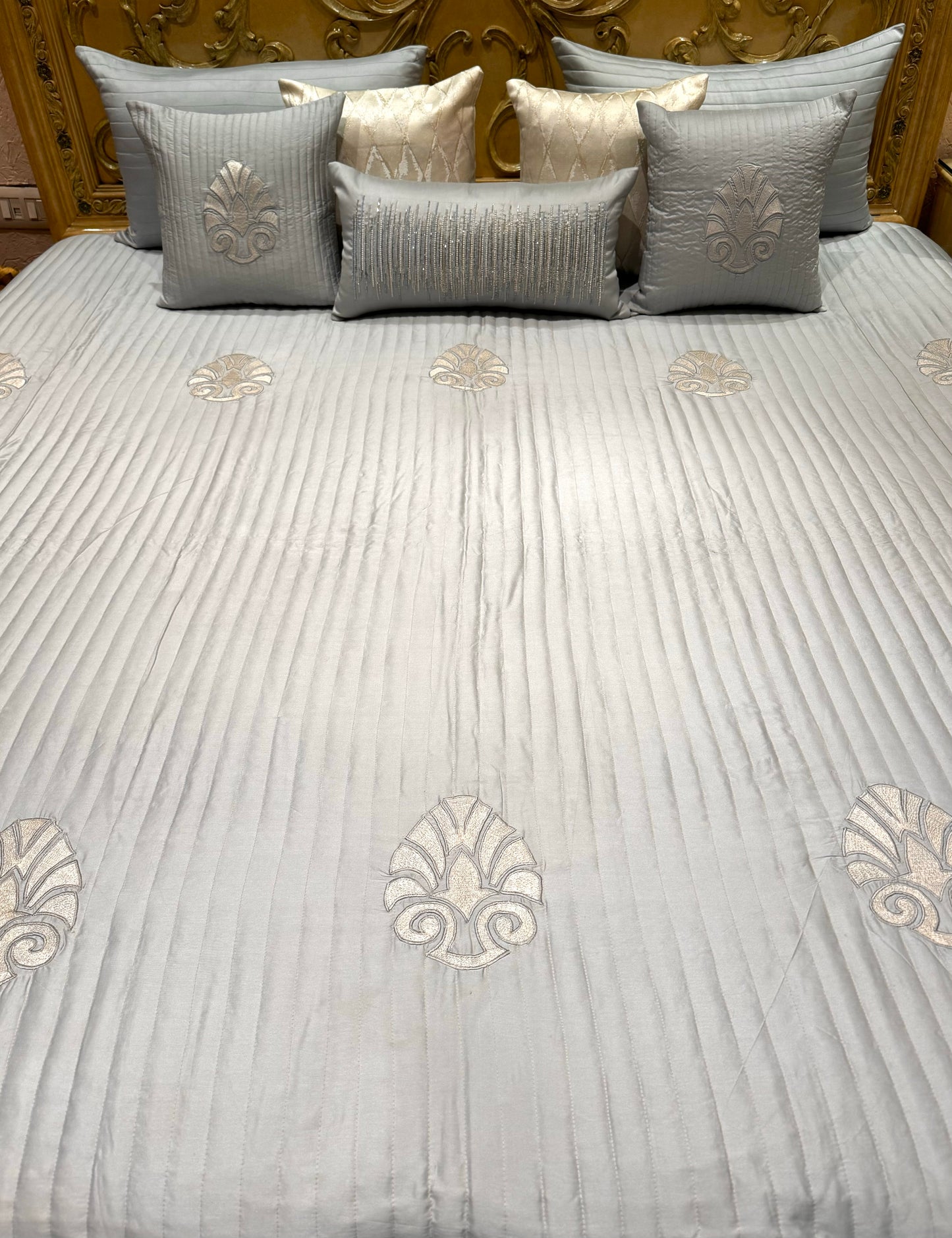 THE DELUXE SANDSTONE BEDDING SET