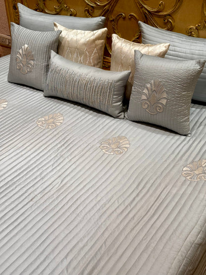 THE DELUXE SANDSTONE BEDDING SET