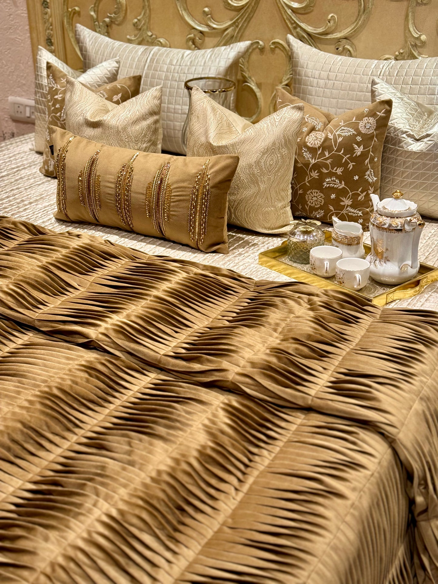 THE GOLD PLEATED QUILT SET