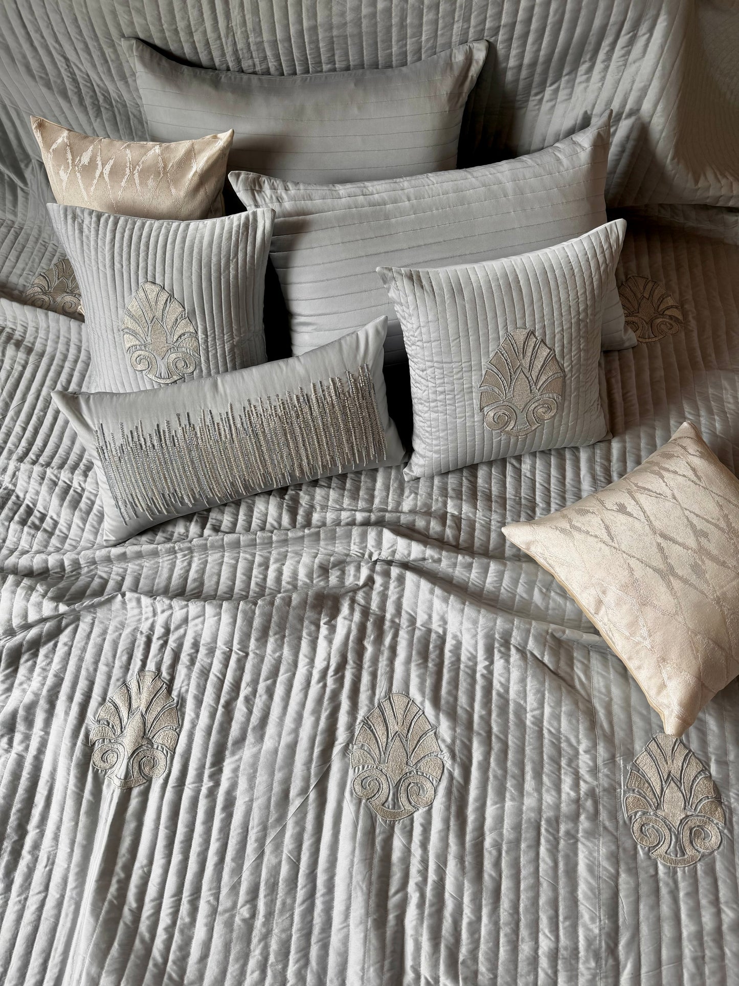 THE DELUXE SANDSTONE BEDDING SET