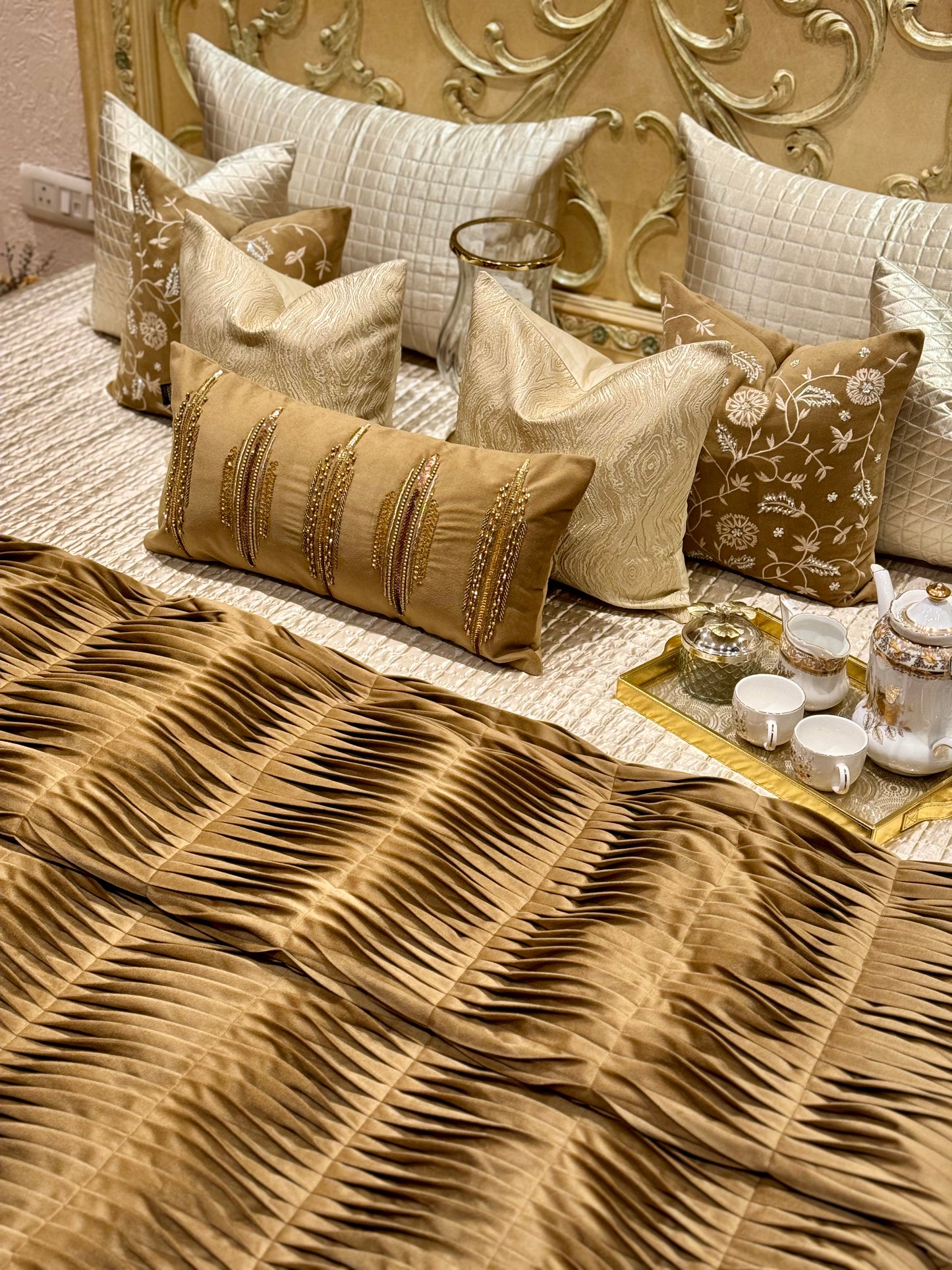 THE GOLD PLEATED QUILT SET