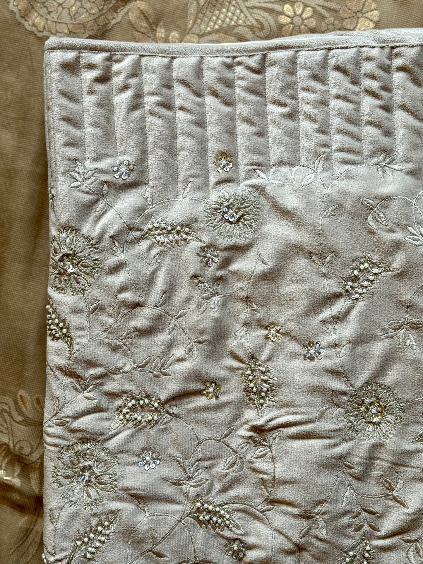 THE IVORY IRIS BED RUNNER