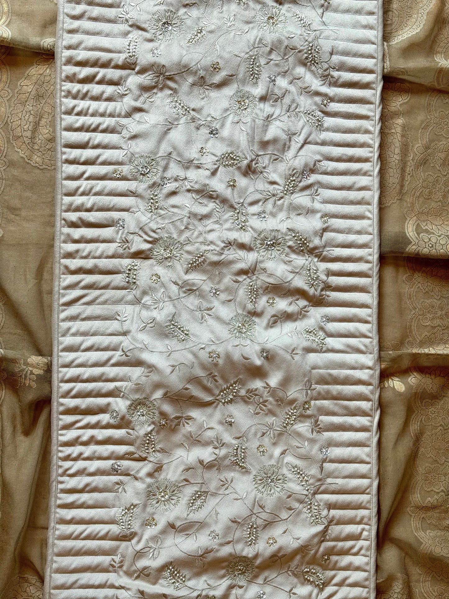 THE IVORY IRIS BED RUNNER