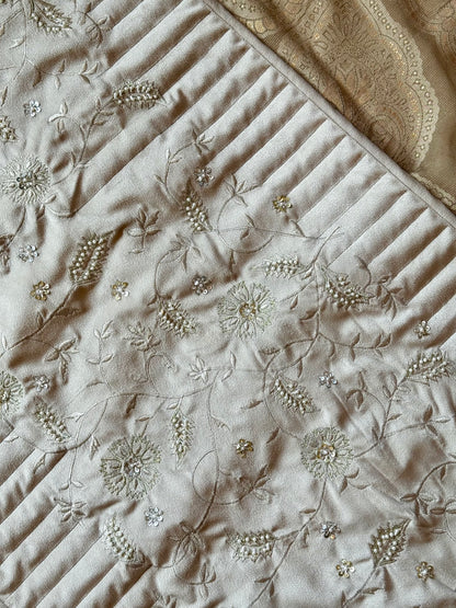 THE IVORY IRIS BED RUNNER