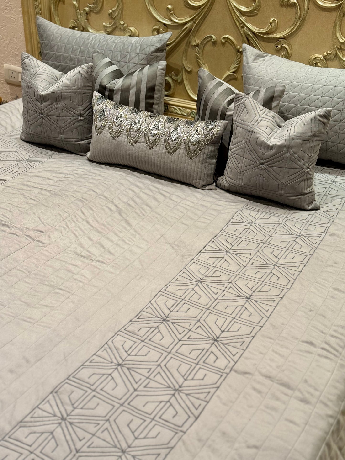 THE GREY LABYRINTH BEDDING SET