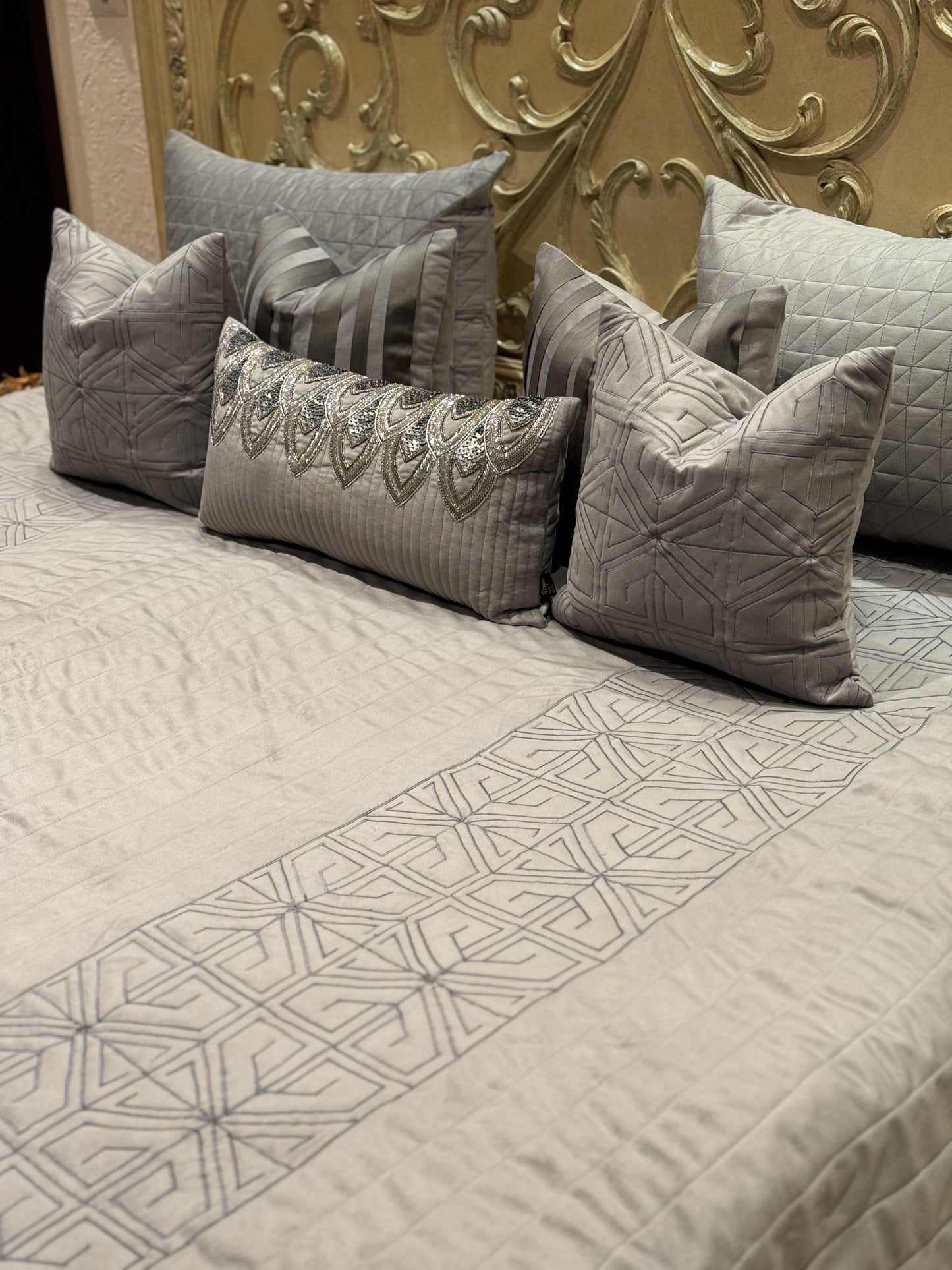 THE GREY LABYRINTH BEDDING SET