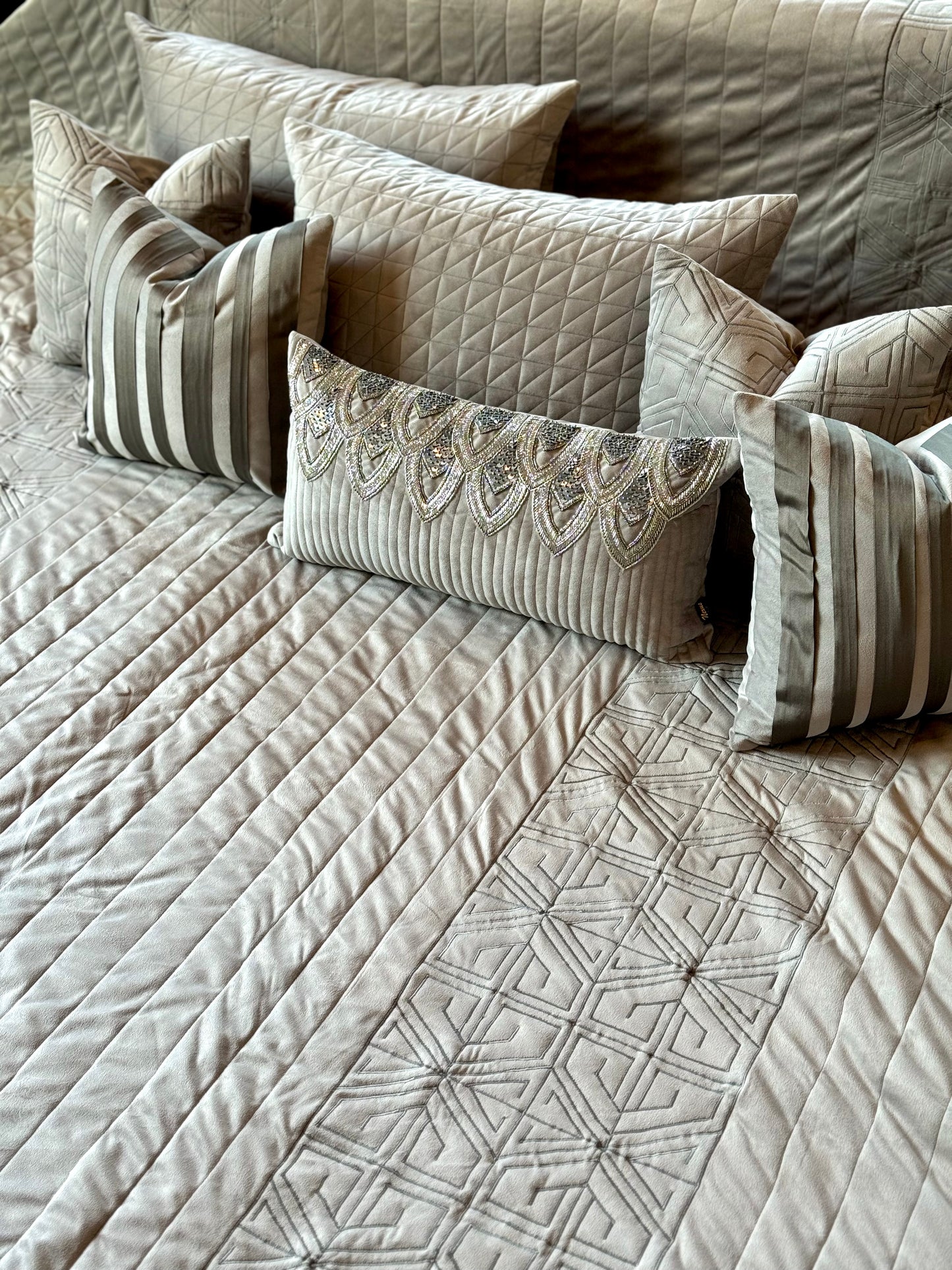 THE GREY LABYRINTH BEDDING SET