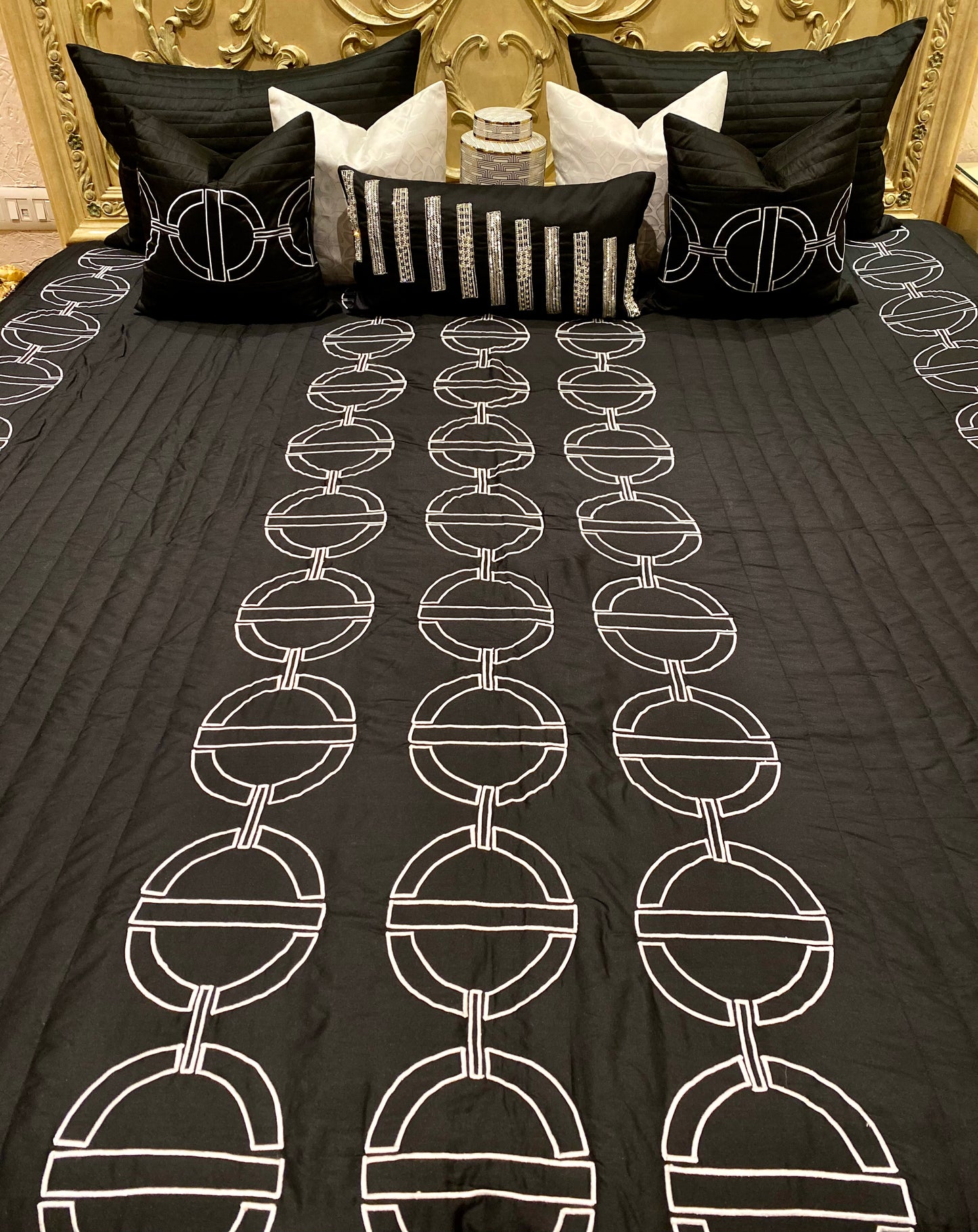 The Black Link Bedding Set