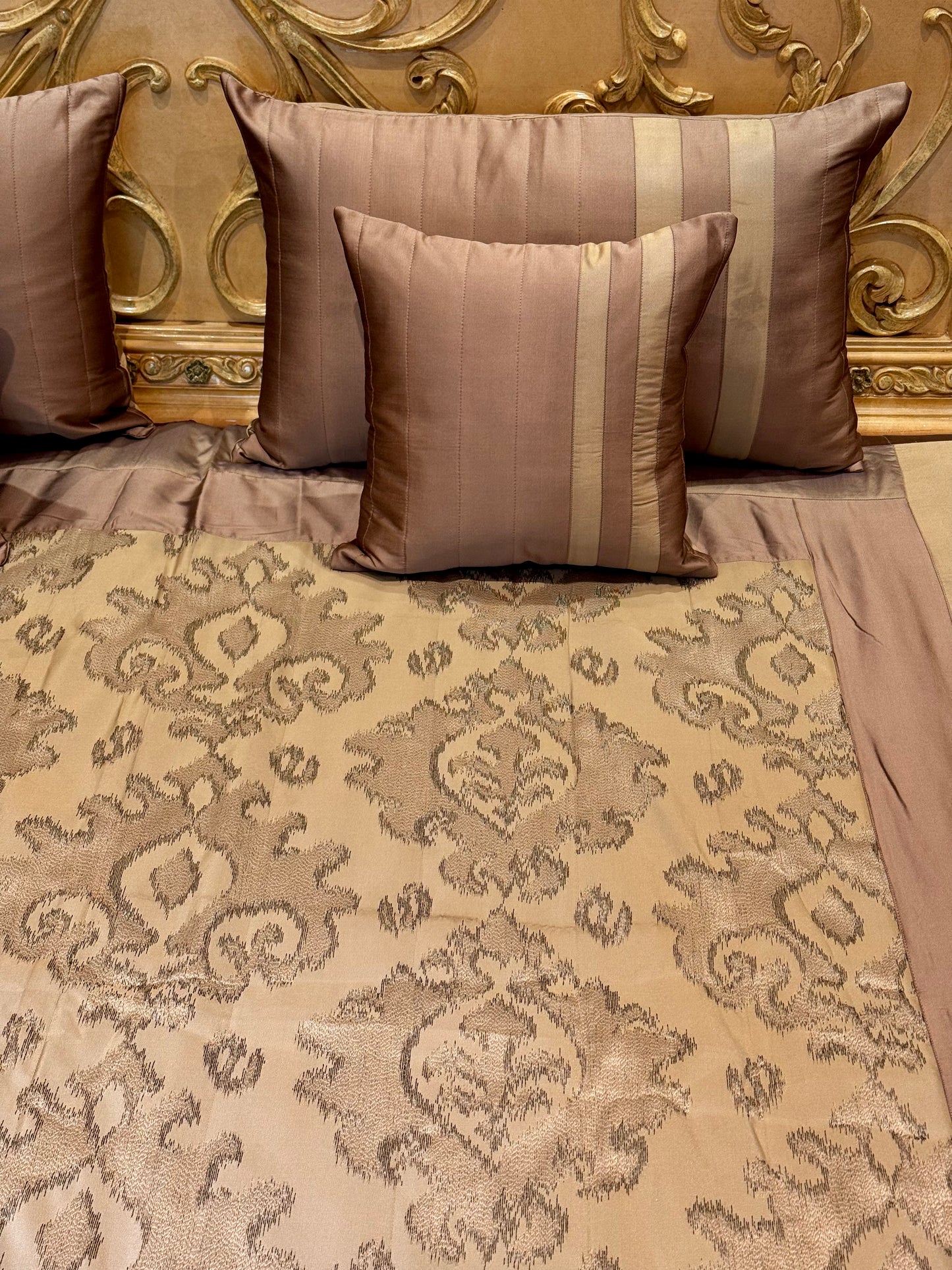 THE BROWN DANDELION BEDDING SET