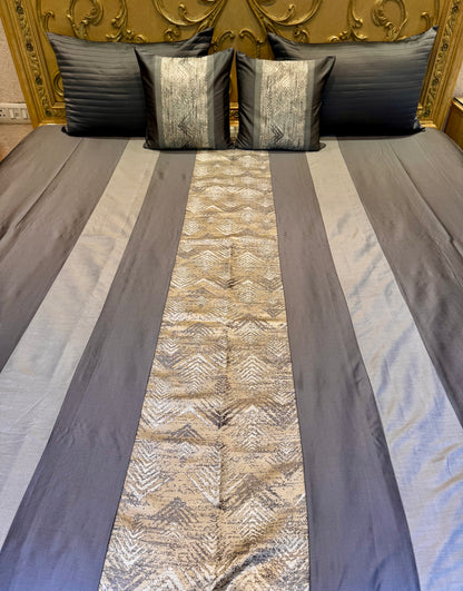 THE GREY LINEAR BEDSPREAD