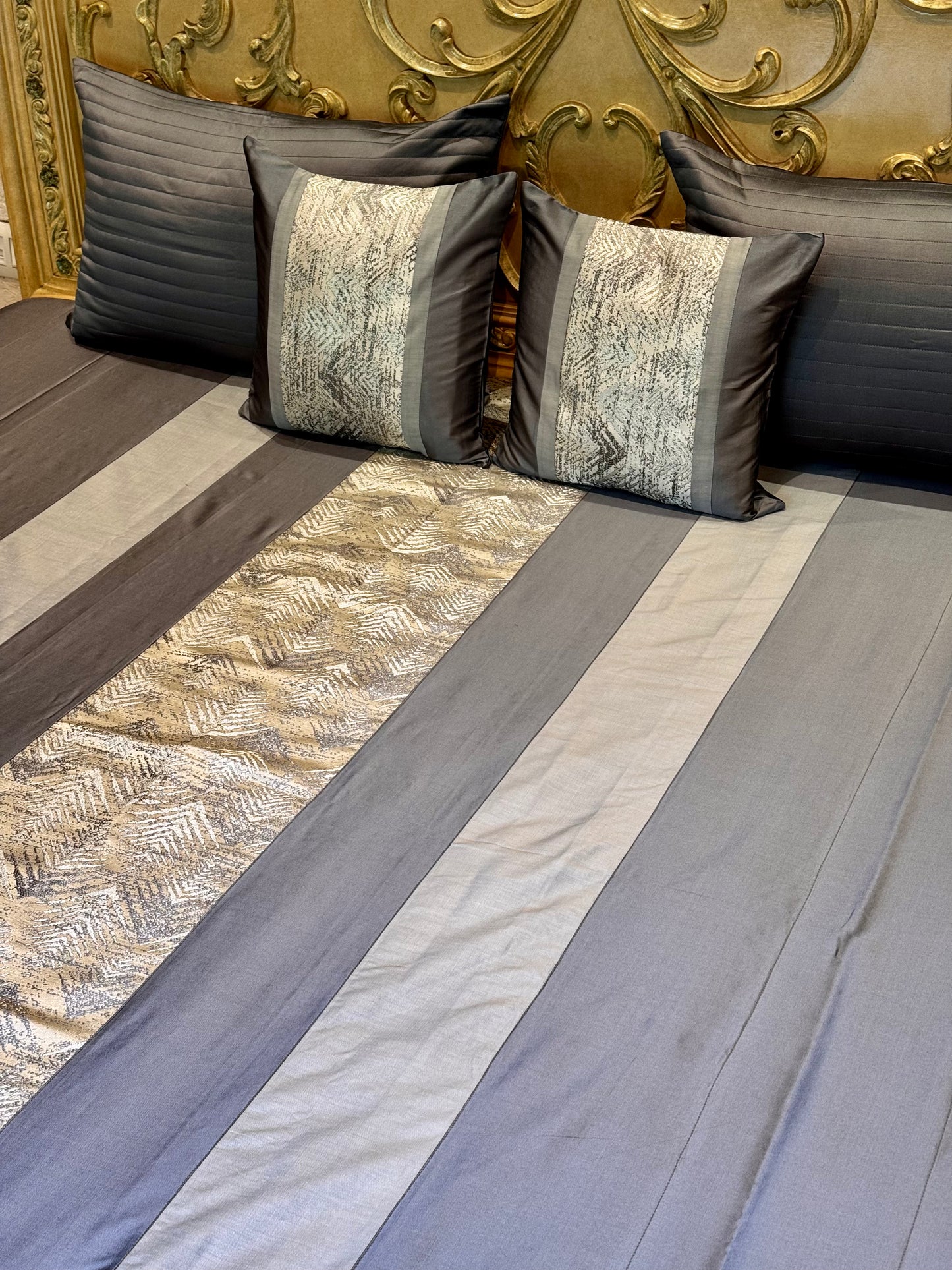 THE GREY LINEAR BEDSPREAD