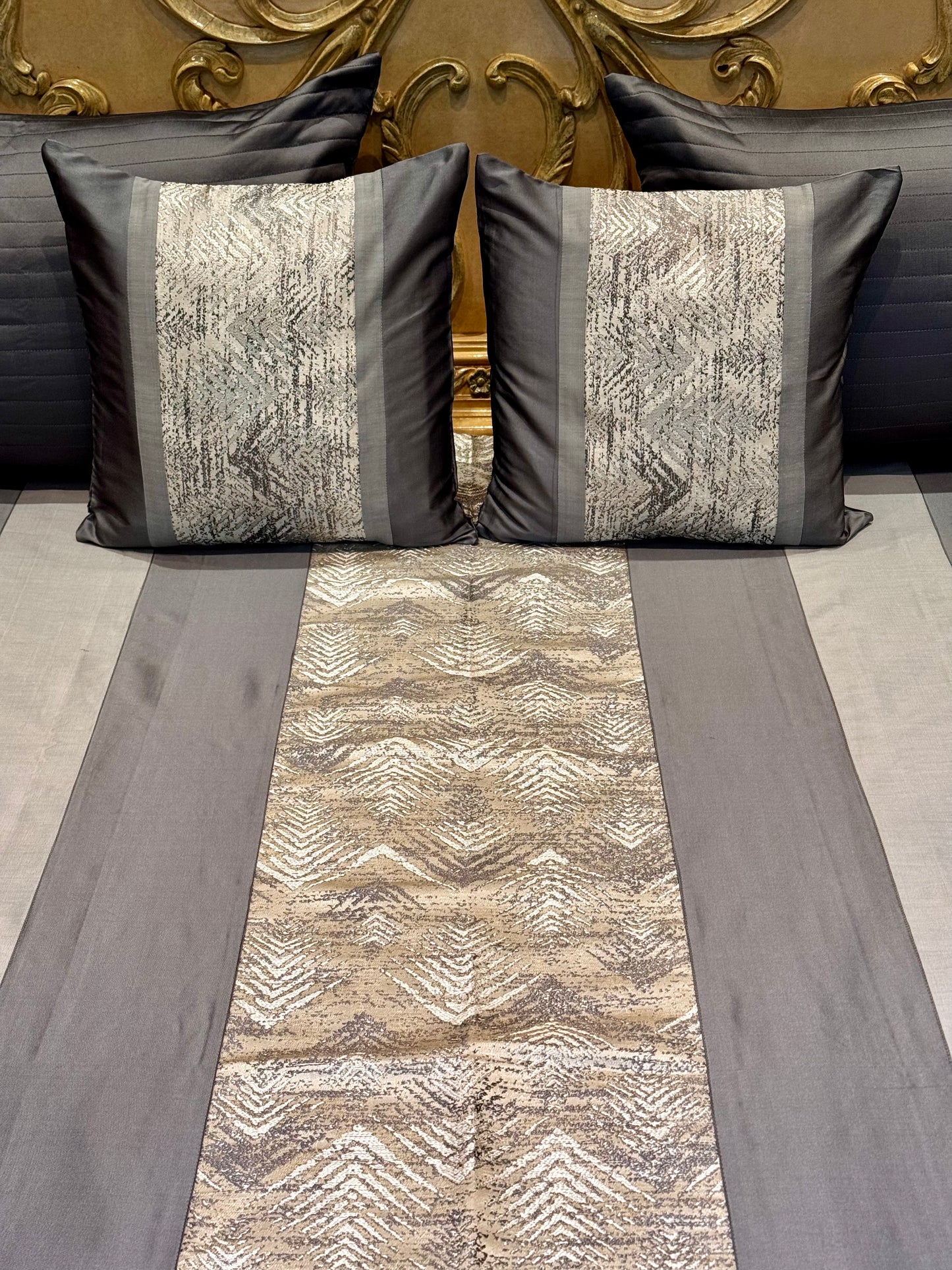 THE GREY LINEAR BEDSPREAD