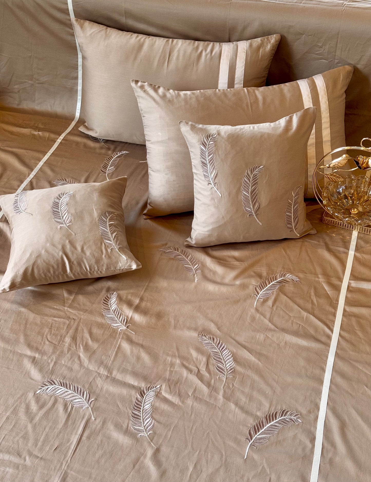 THE BEIGE FEATHER BEDSHEET