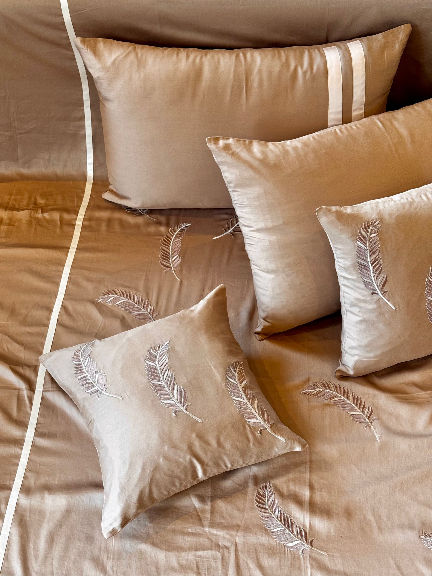 THE BEIGE FEATHER BEDSHEET