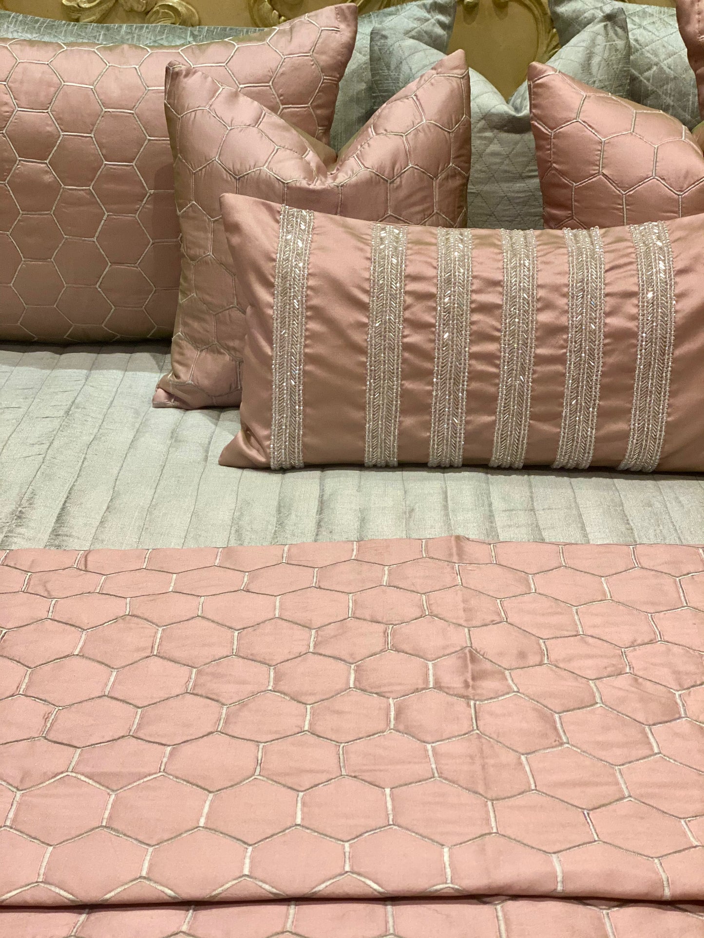 THE BLUSH PINK HONEYCOMB QUILT SET