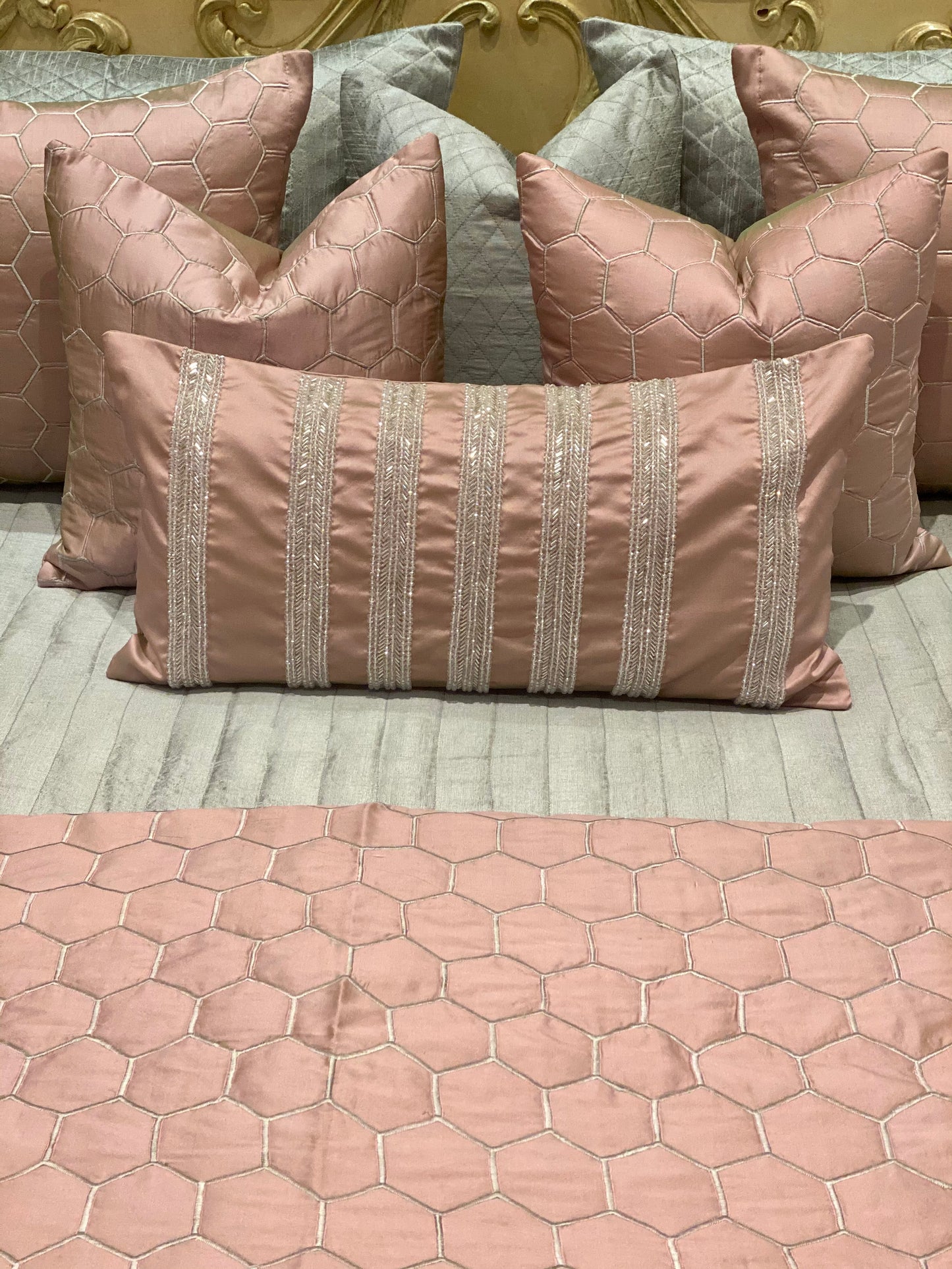 THE BLUSH PINK HONEYCOMB QUILT SET