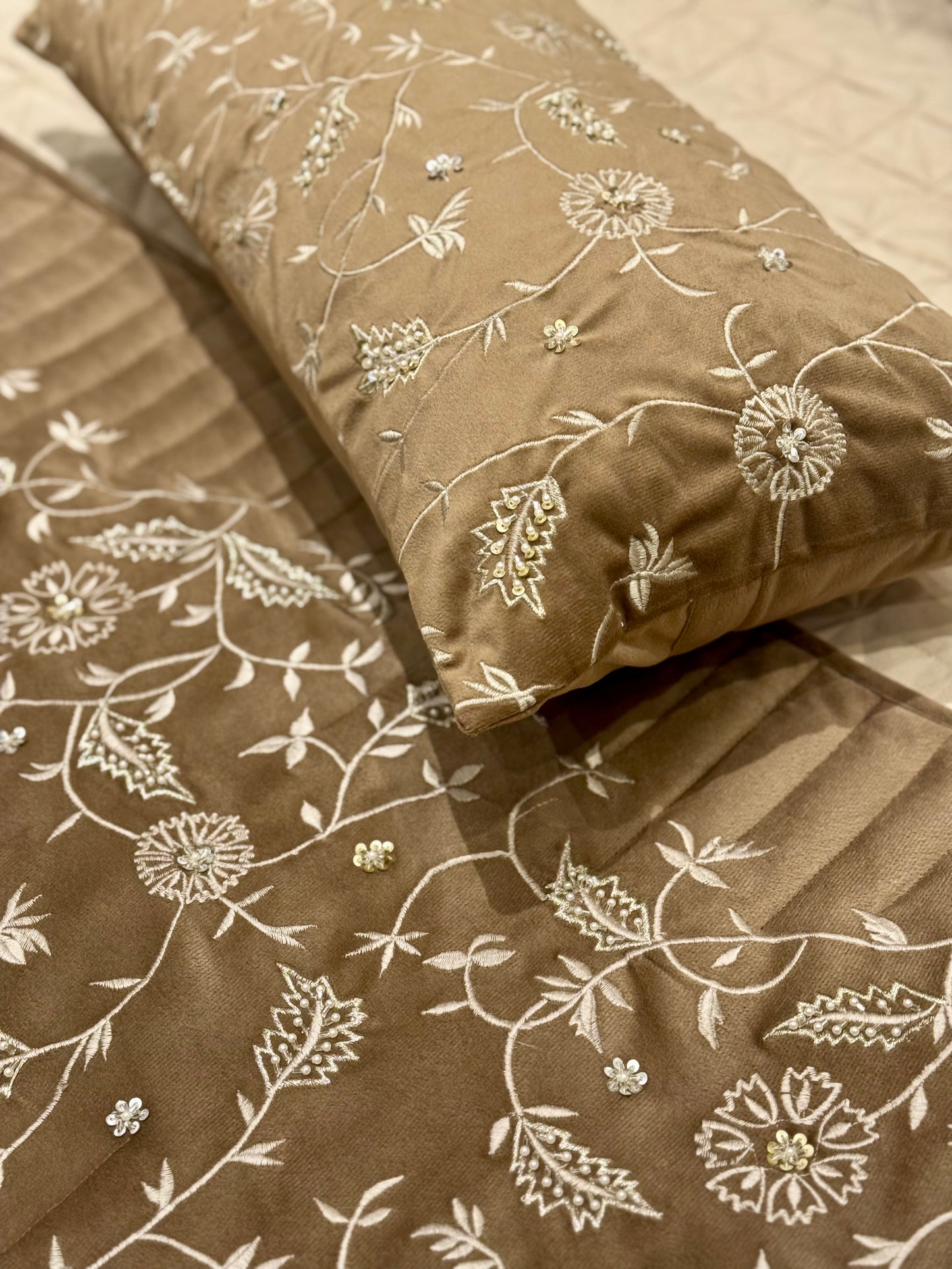 THE BROWN IRIS BEDDING SET