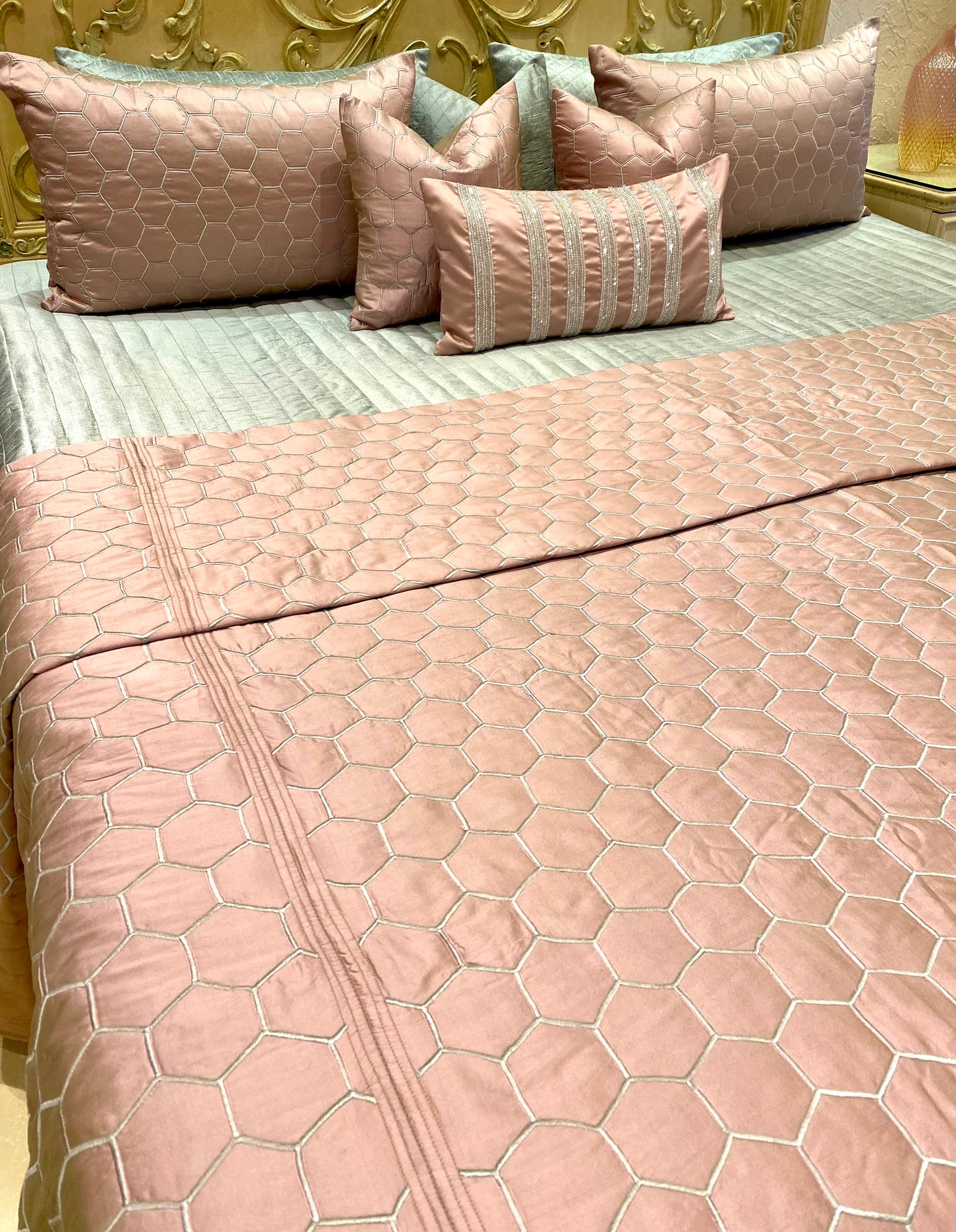 THE BLUSH PINK HONEYCOMB QUILT SET