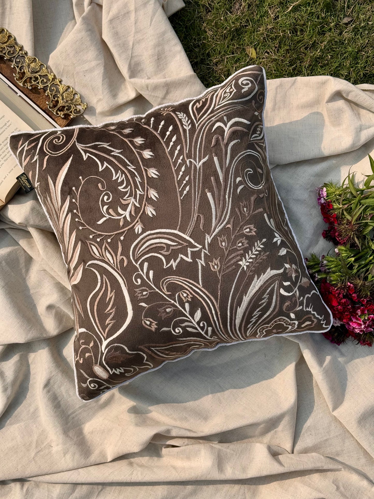 THE DEEP BROWN SAVANNAH CUSHION