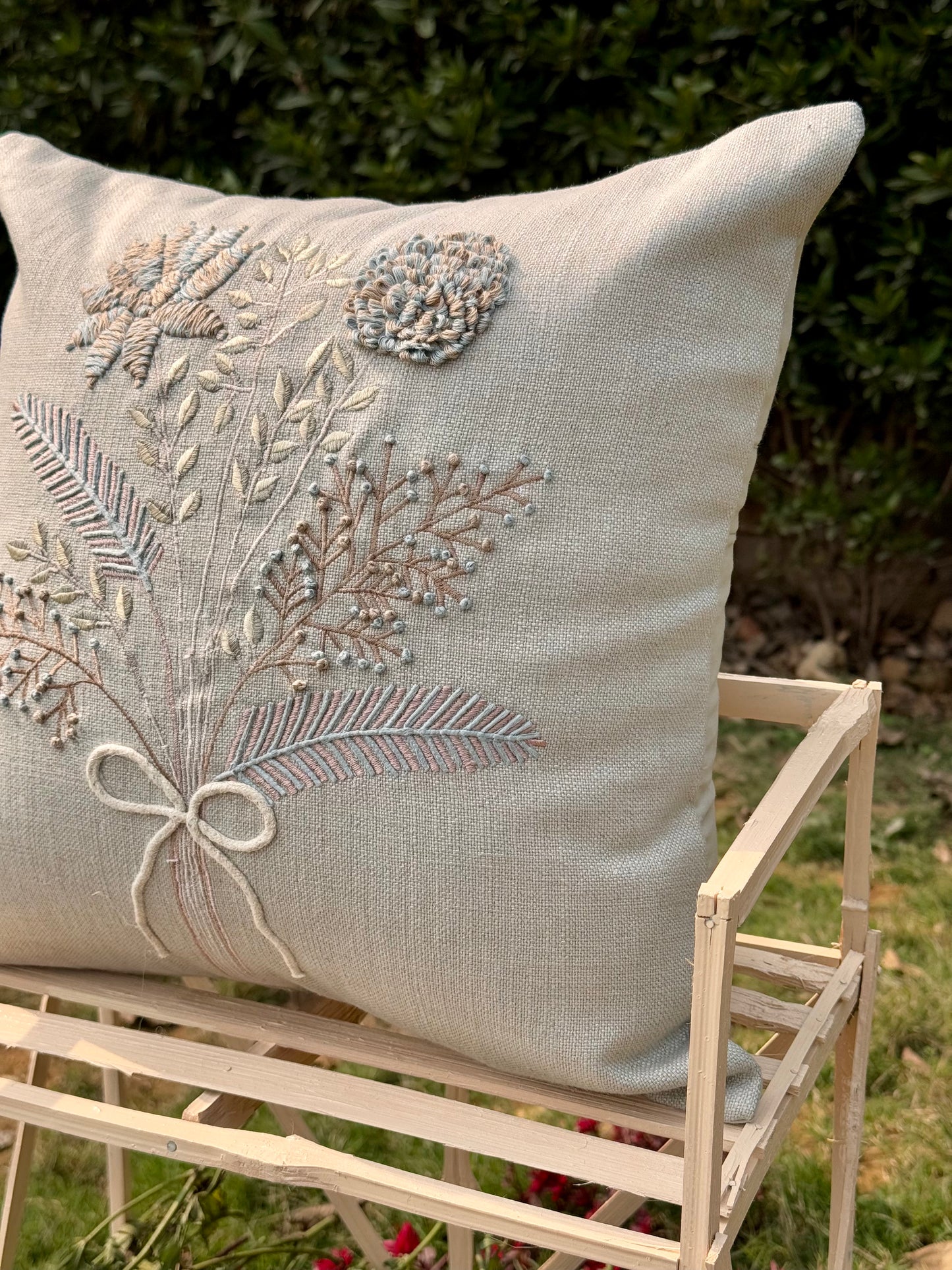 THE BOUQUET CUSHION