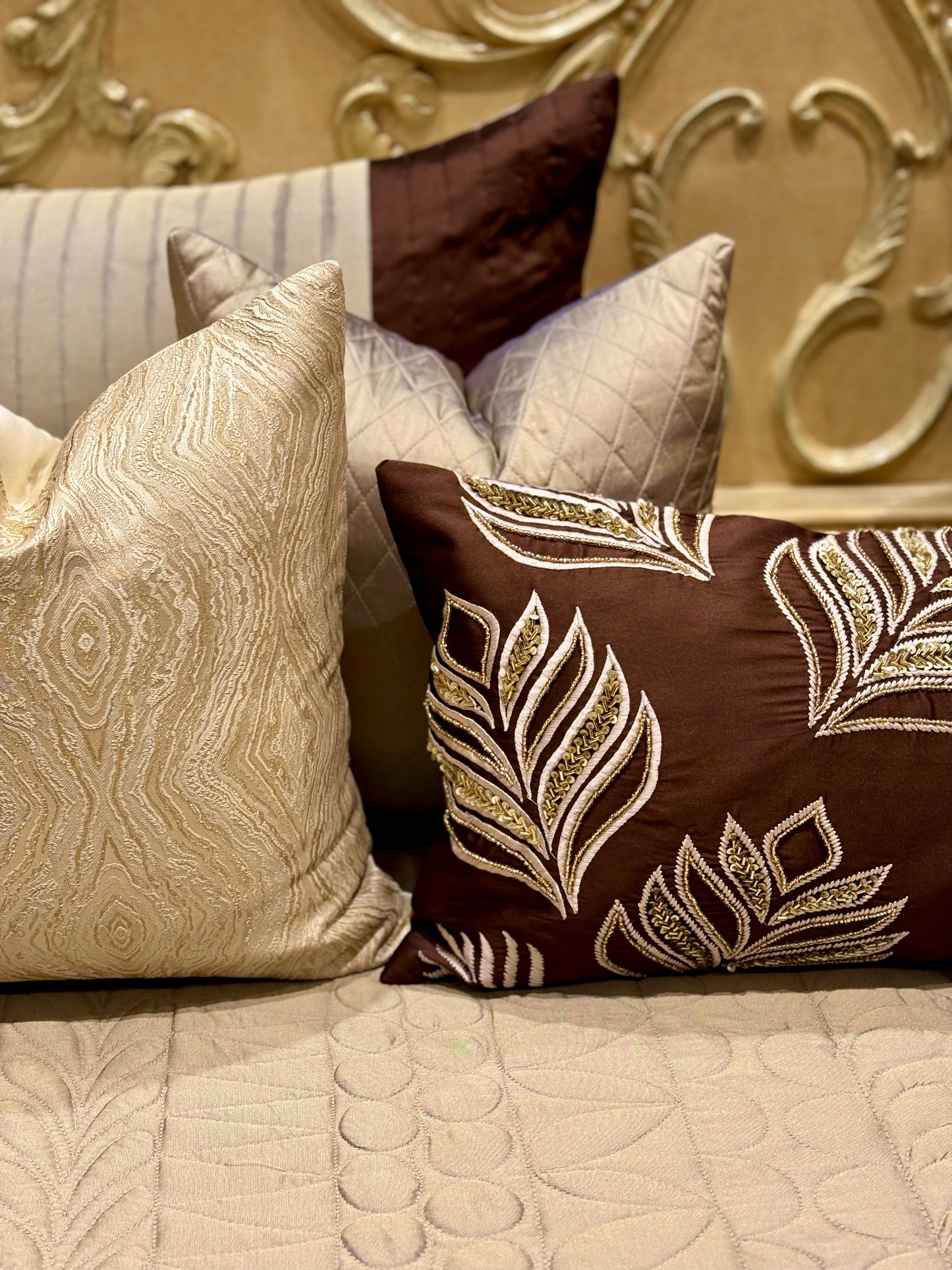 THE GOLD AND BROWN MAPLE BEDDING SET