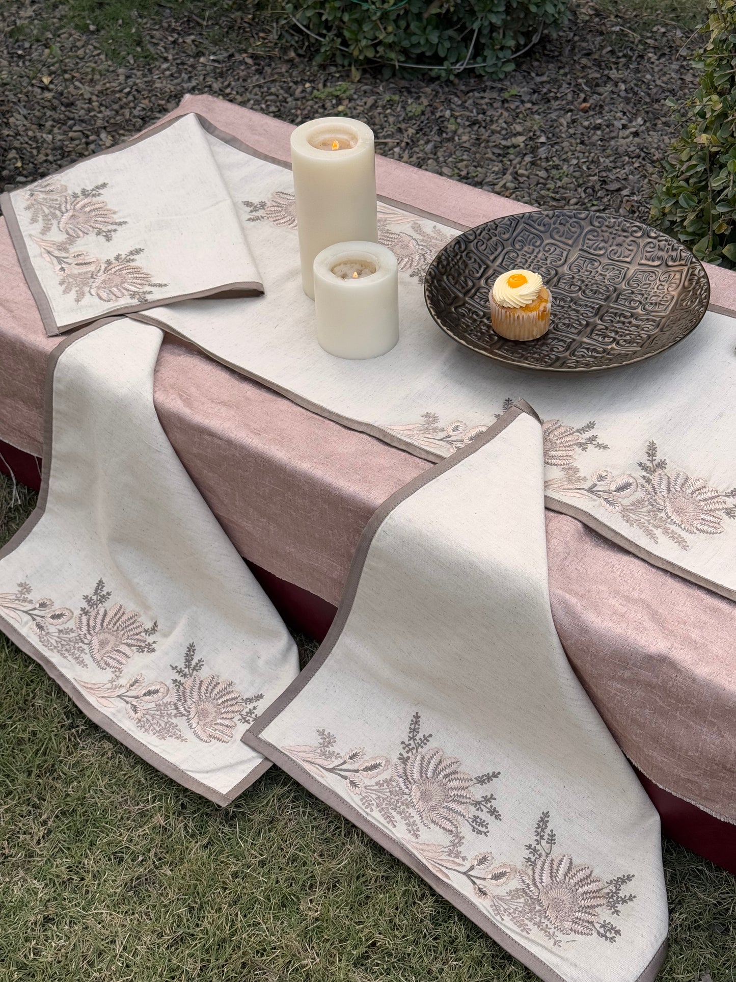 THE BEIGE HONEYSUCKLE DINING SET