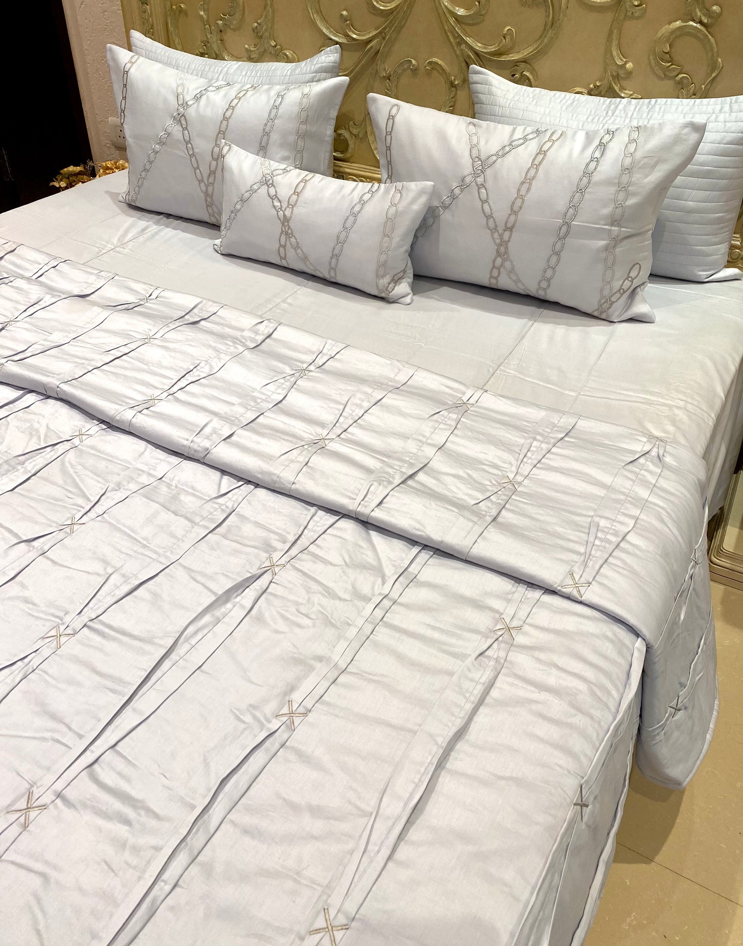 THE SNOW PLEAT BEDDING SET