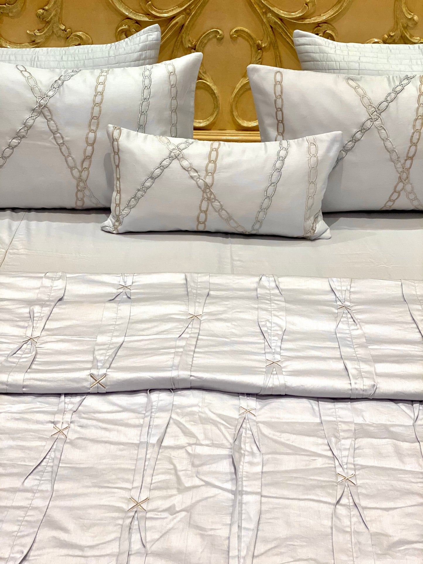 THE SNOW PLEAT BEDDING SET