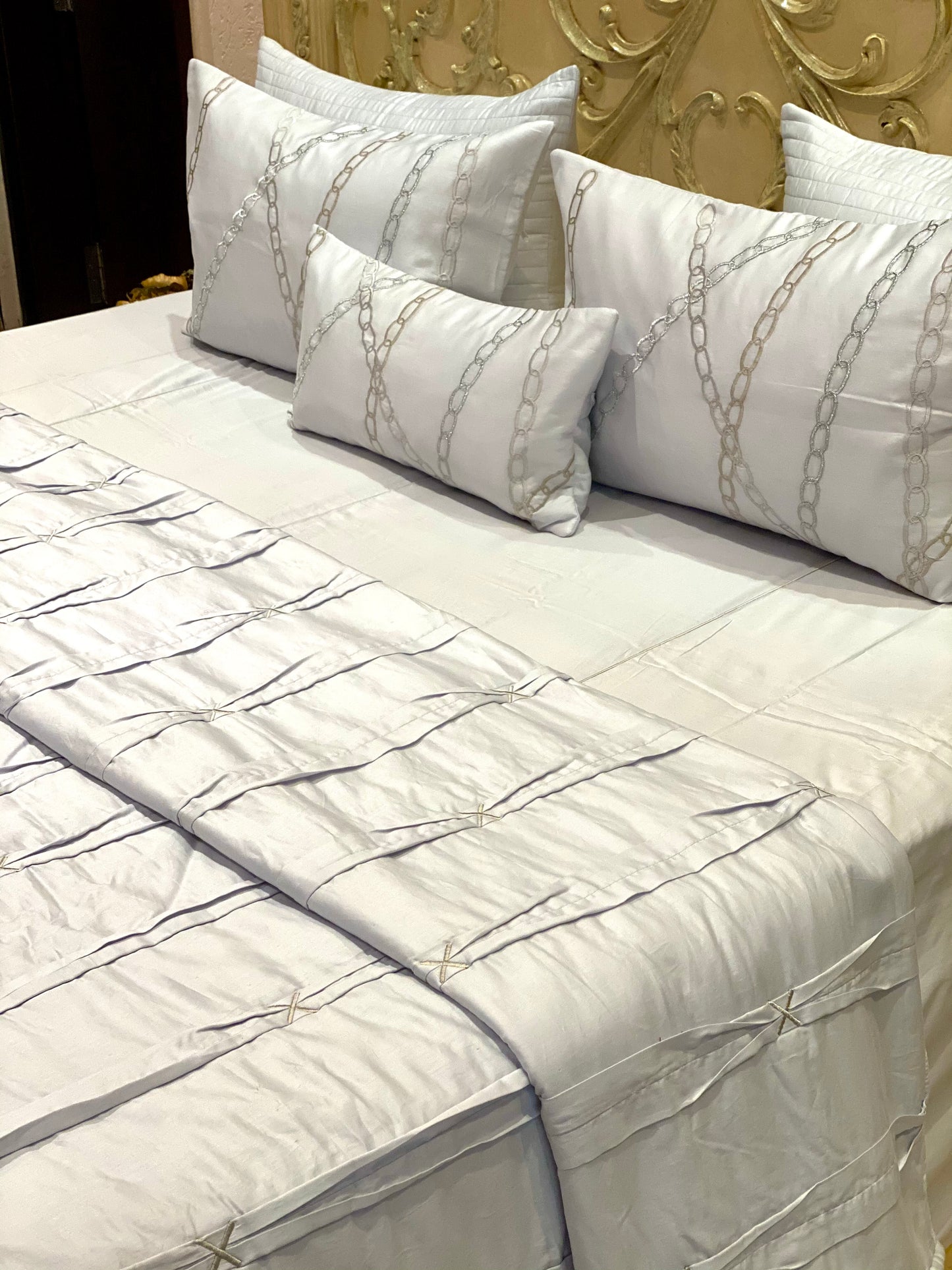 THE SNOW PLEAT BEDDING SET