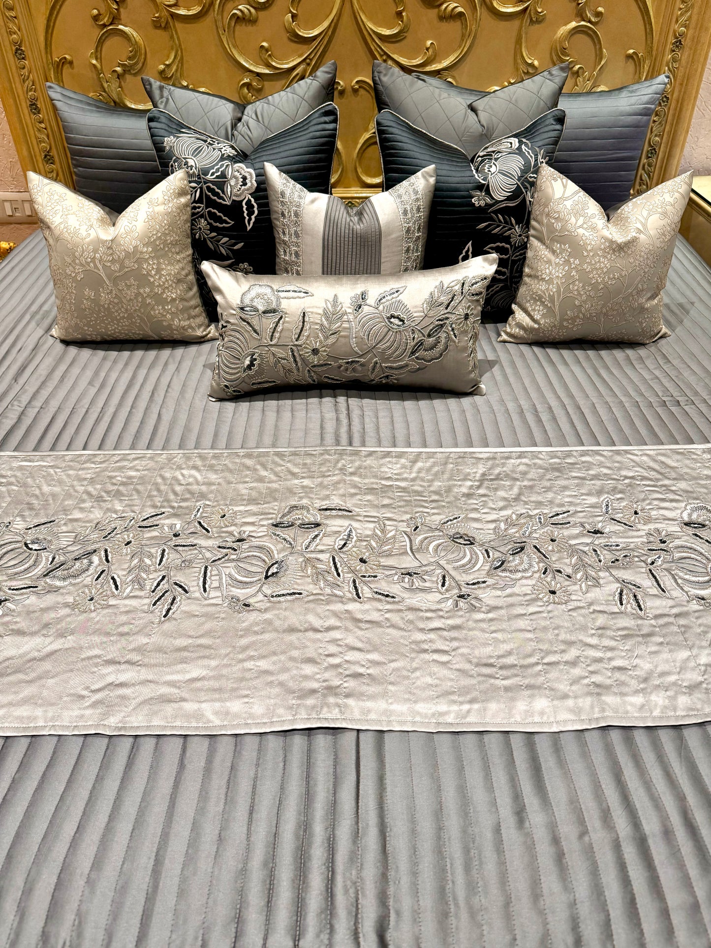 THE GREY ORCHID BEDDING SET