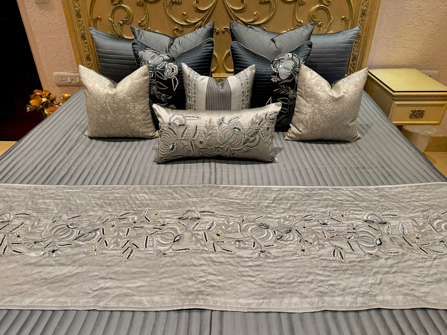 THE GREY ORCHID BEDDING SET