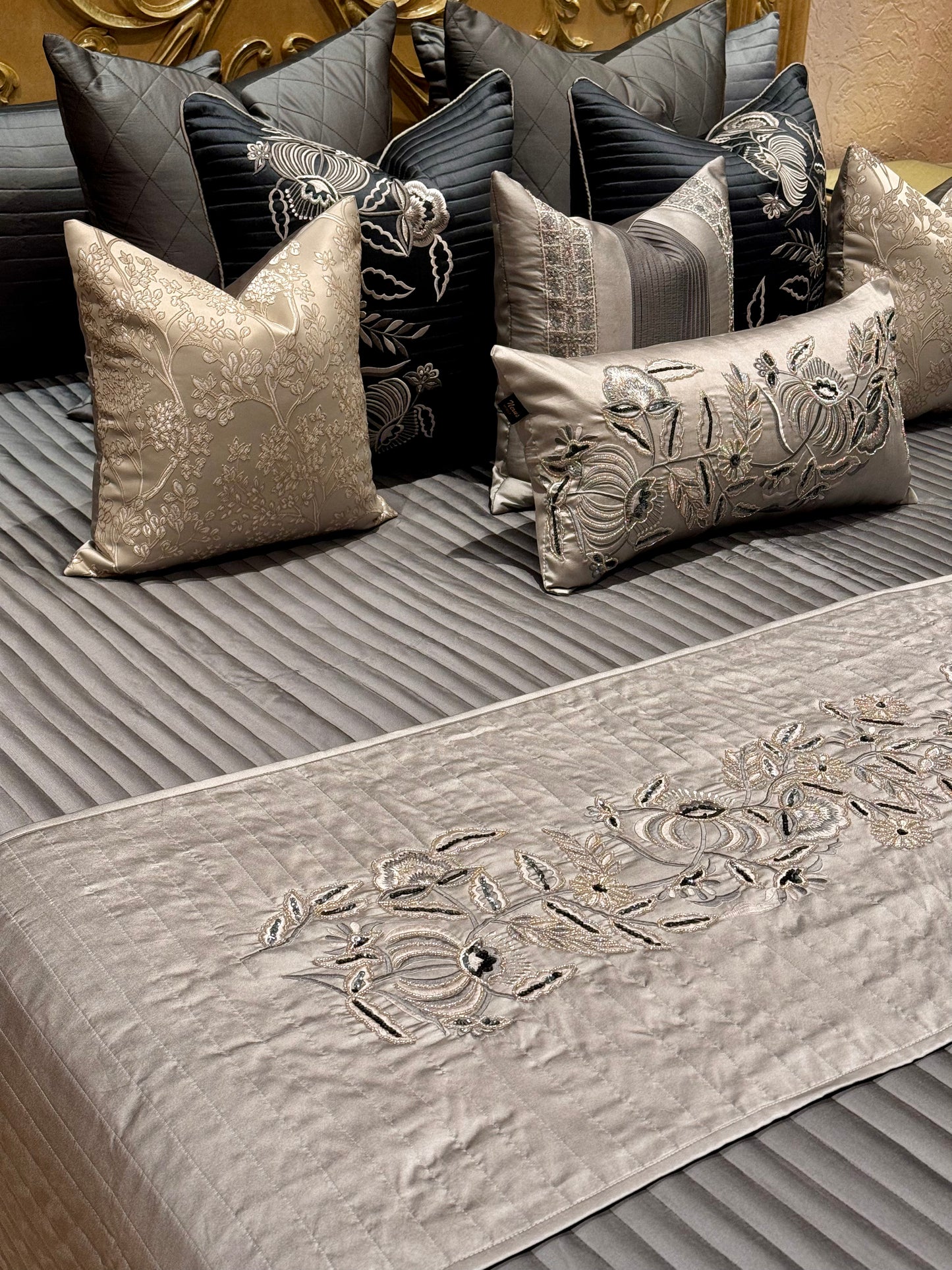 THE GREY ORCHID BEDDING SET