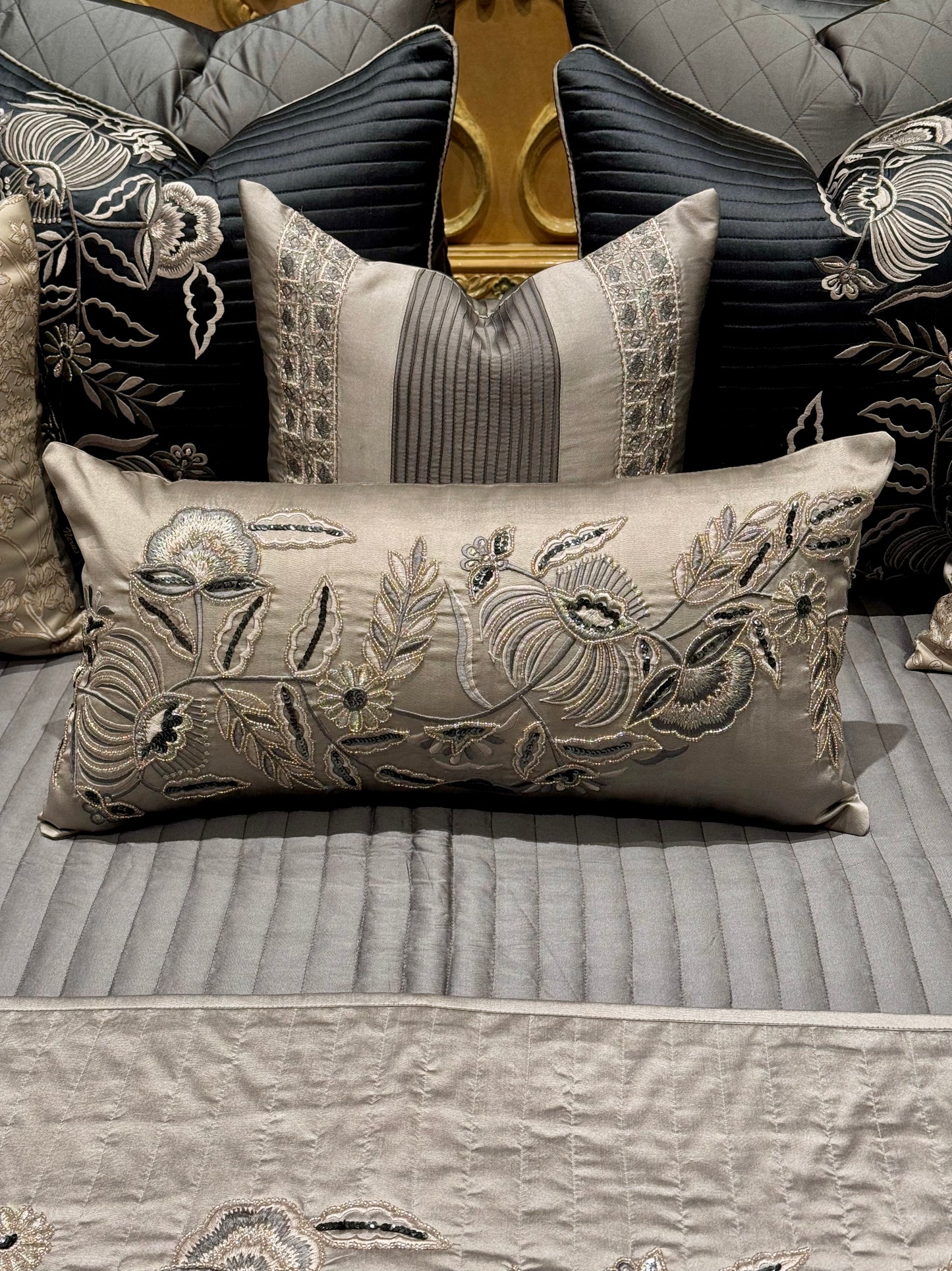 THE GREY ORCHID BEDDING SET