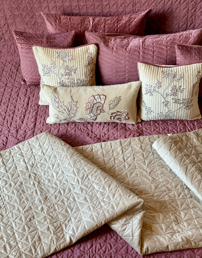 THE PINK CARNATION QUILT SET